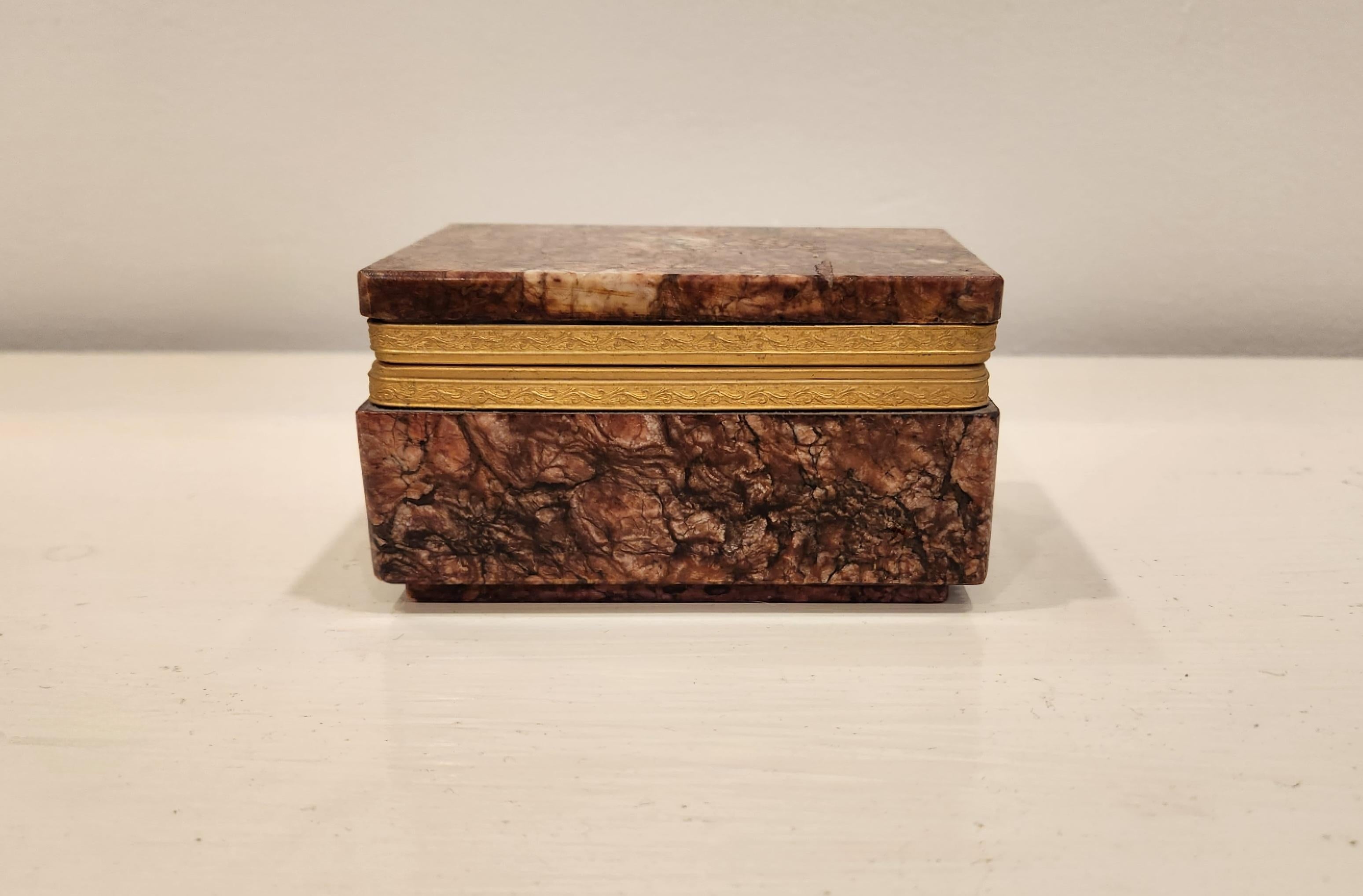 Abstract Sculpture Unknown - Boîte en marbre italienne avec bronze doré des années 1960