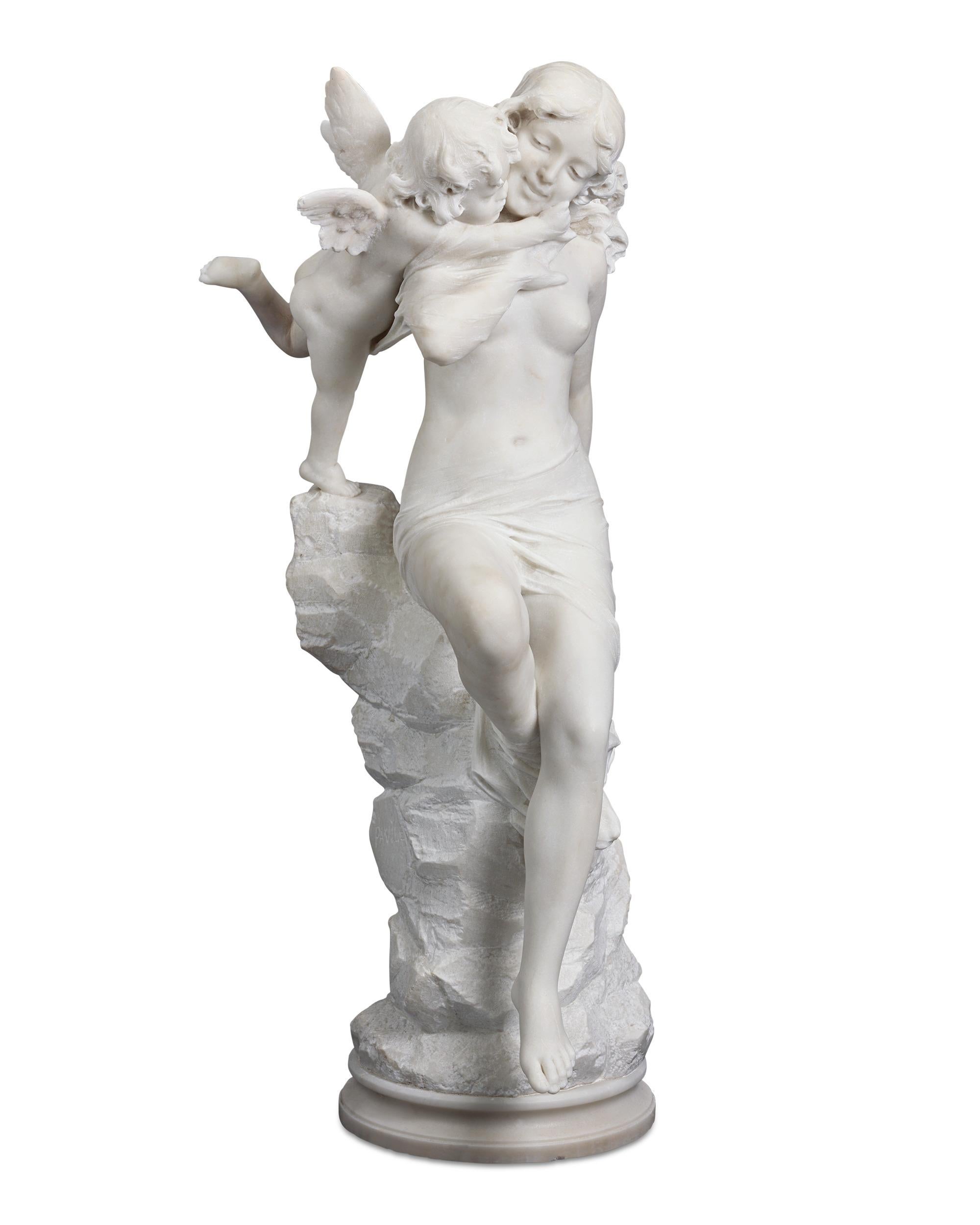 Magnifiquement détaillés et réalistes, Vénus et Cupidon partagent une douce étreinte dans cette remarquable sculpture italienne en marbre blanc. La beauté féminine s'appuie gracieusement sur une rocaille rugueuse qui contraste magistralement avec la