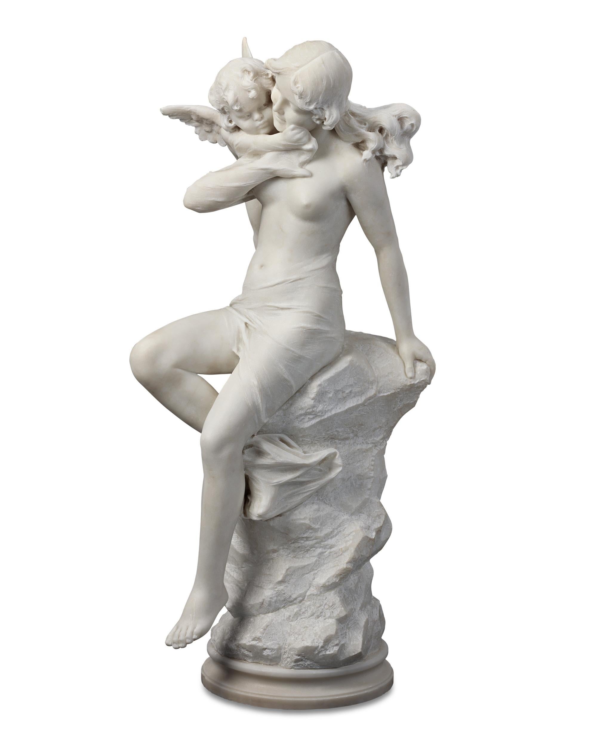In dieser bemerkenswerten Skulptur aus weißem italienischem Marmor umarmen sich Venus und Amor in liebevoller und naturgetreuer Weise. Die weibliche Schönheit lehnt sich anmutig an den rauen Felsen, der einen gekonnten Kontrast zur geschmeidigen