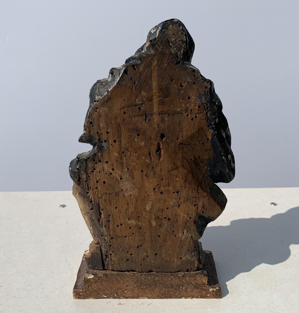 Italienischer Meister des 18. Jahrhunderts – Figurenskulptur einer Jungfrau in Jungfrau – geschnitzte Holzfarbe im Angebot 6