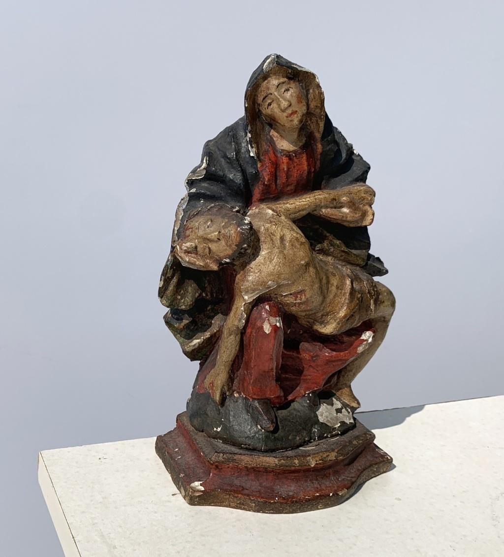 Geschnitzte und bemalte Holzskulptur - Pietà - Italien, 18. Jahrhundert.

13 x 7 x H 22,5 cm.

Vollständig aus geschnitztem und polychrom bemaltem Holz gefertigt.

Zustandsbericht: Guter Erhaltungszustand der Skulptur, es gibt Anzeichen von