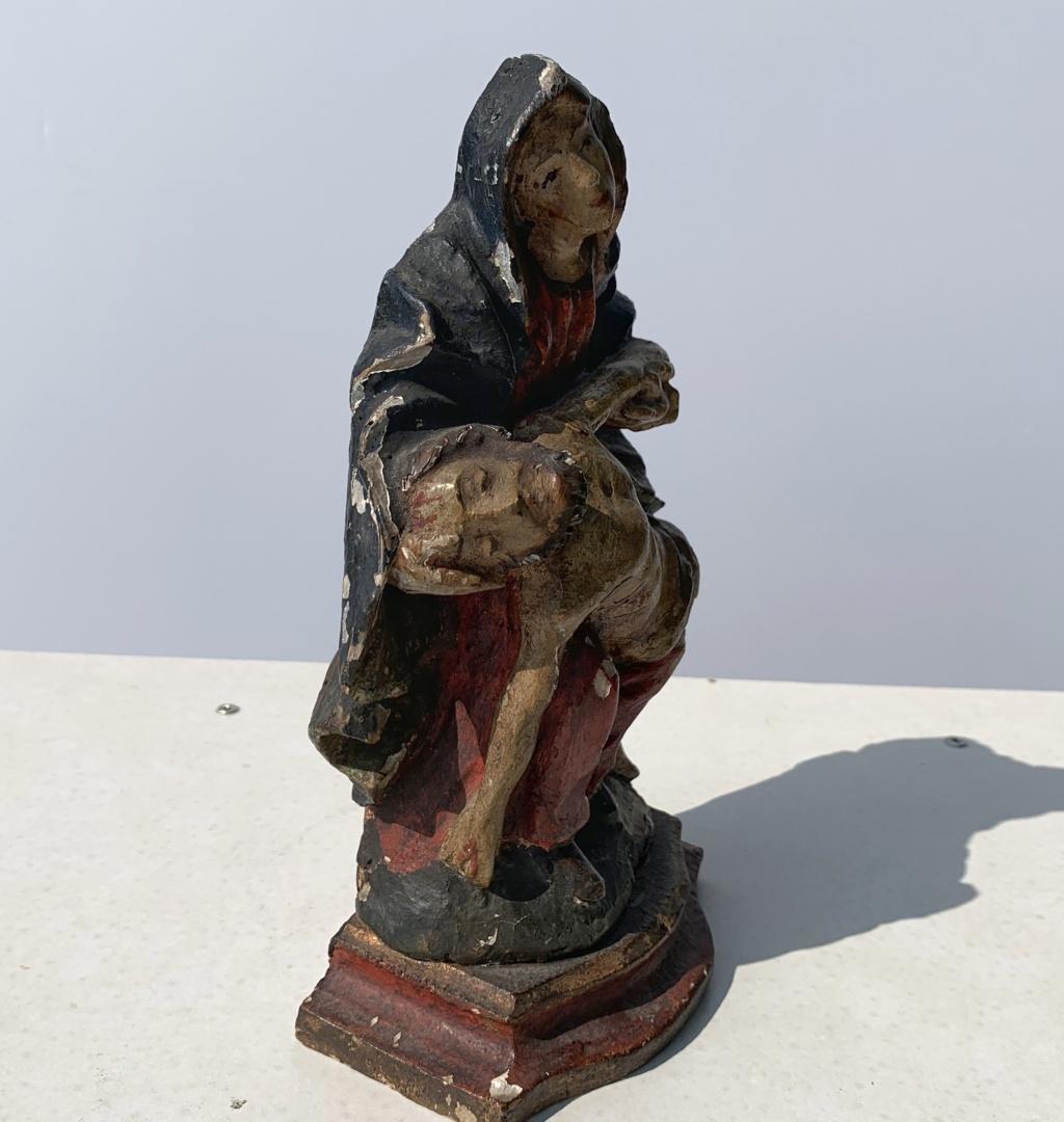 Italian master - 18th century figure sculpture - Virgin Pity - Carved Wood Paint For Sale 5