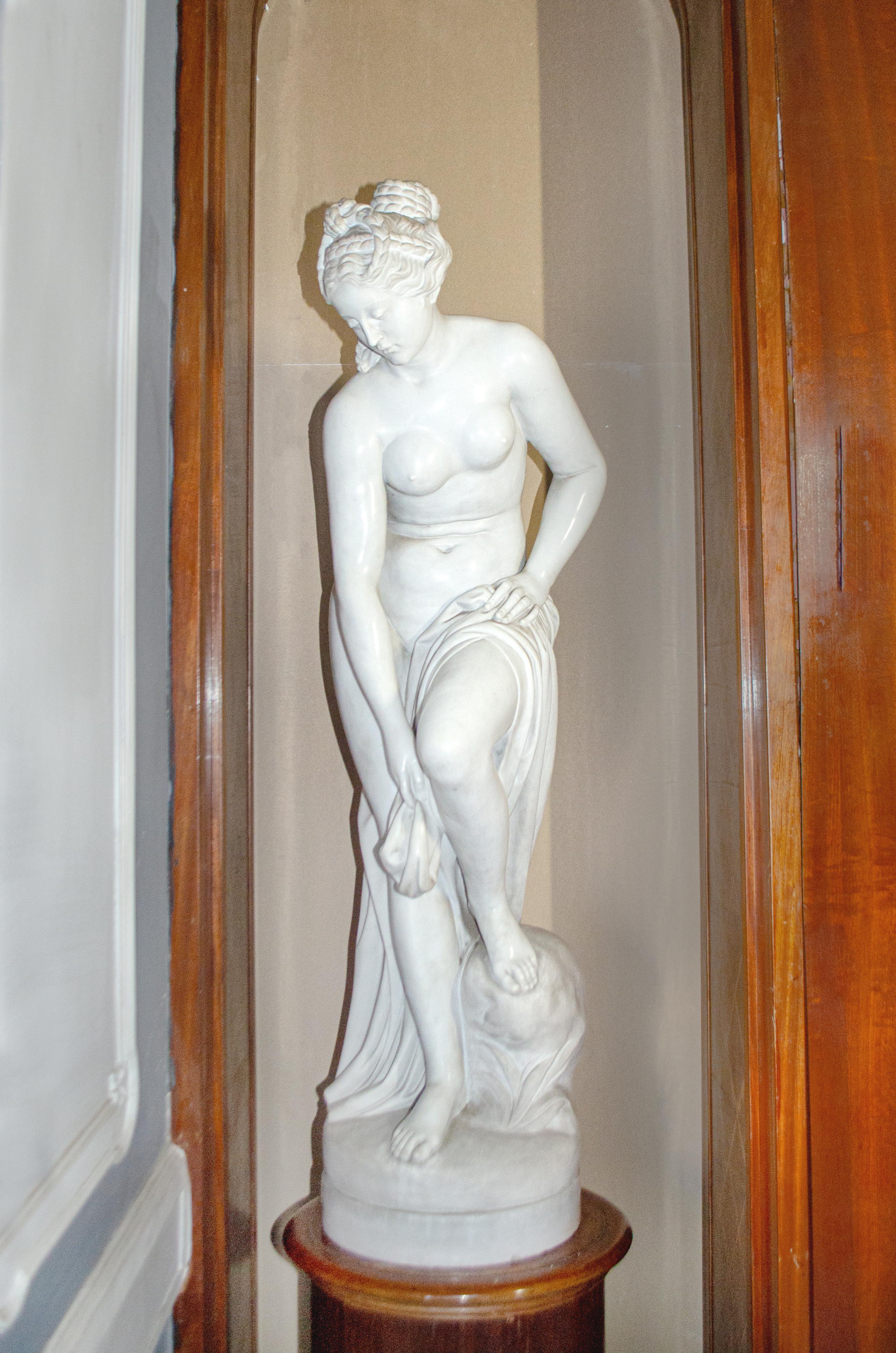  Italian Neoclassical Marble Sculpture of Venus  4
