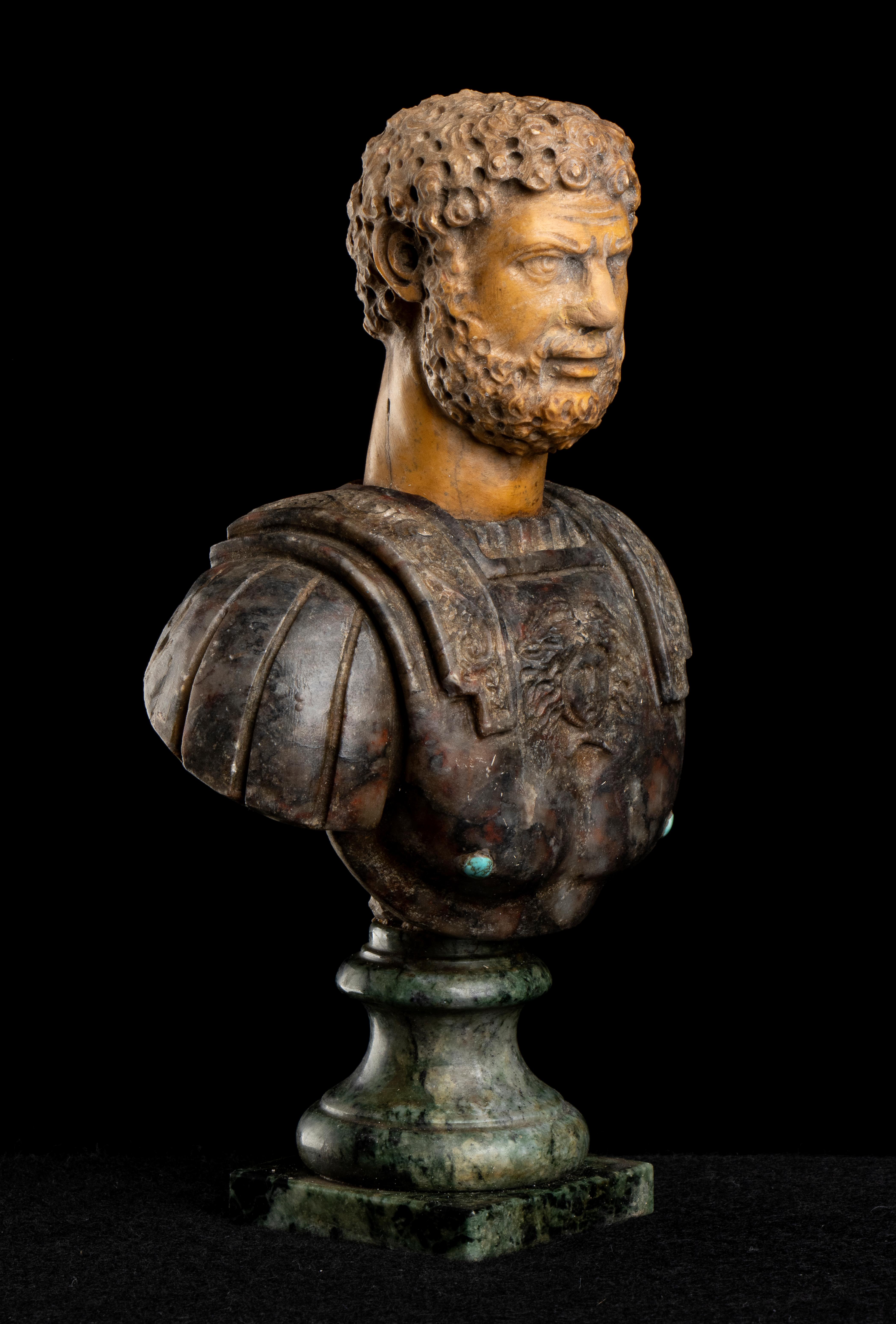 Escultura Italiana De Mármol Policromado Busto Del Emperador Romano Adriano Gran Tour - Sculpture Otro estilo de arte de Unknown