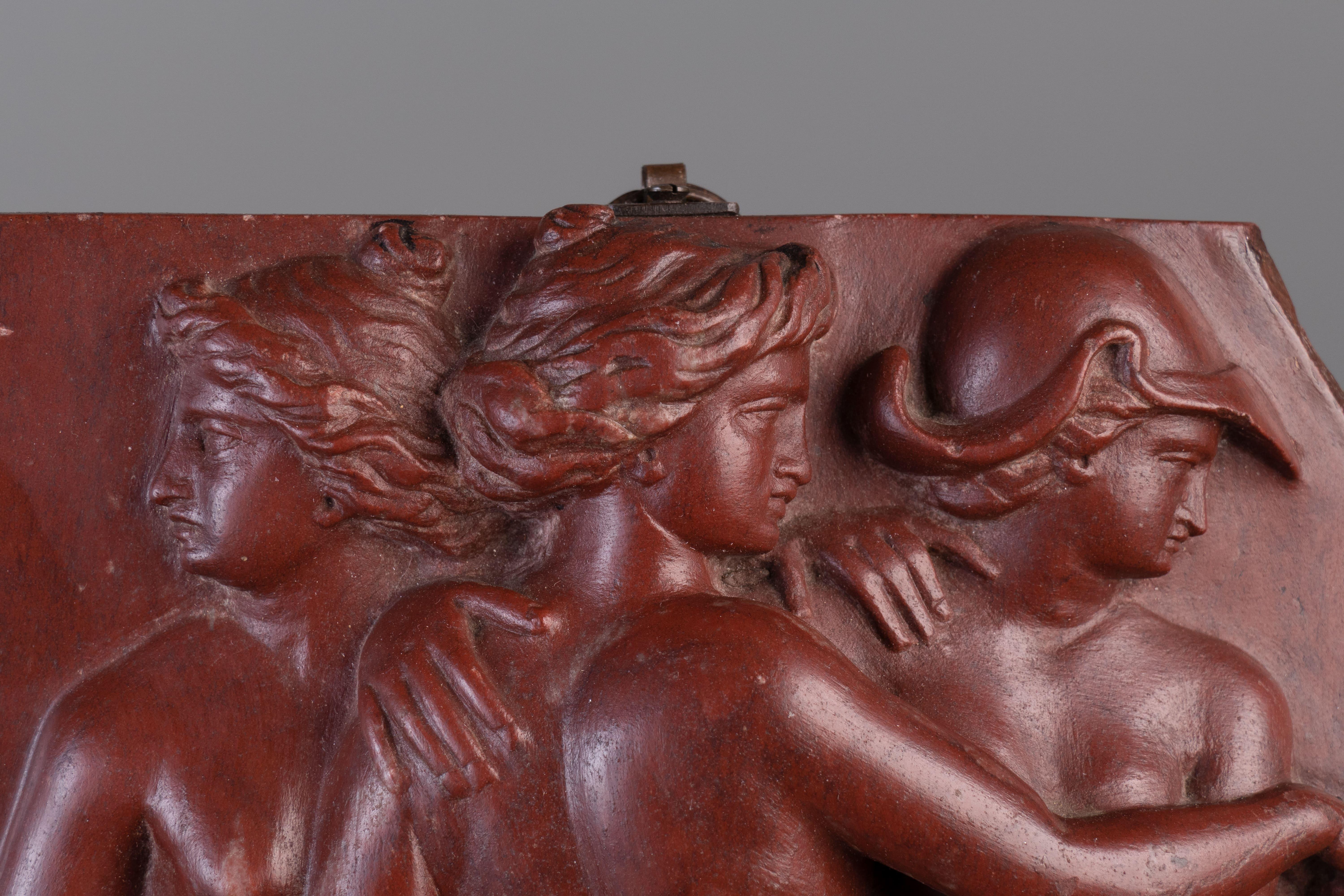 PLACA EN RELIEVE ITALIANA CON LAS TRES GRACIAS EN ROSSO ANTICO 1