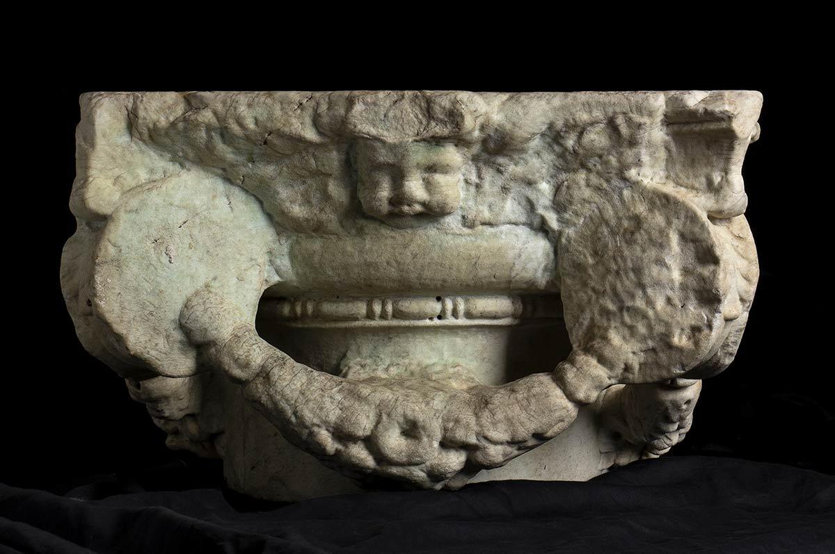 ANTIQUE ITALIAN RENAISSANCE IONIC MARBLE CAPITAL WITH PUTTI, 16TH CENTURY - Renaissance Sculpture by Unknown