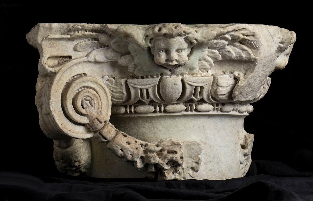 Finely carved male capital dated from the 16th Century. Created in Italy, this fine works features the faces of winged cherubs.