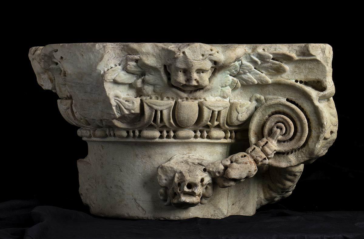 ANTIQUE ITALIAN RENAISSANCE IONIC MARBLE CAPITAL WITH PUTTI, 16TH CENTURY - Sculpture by Unknown