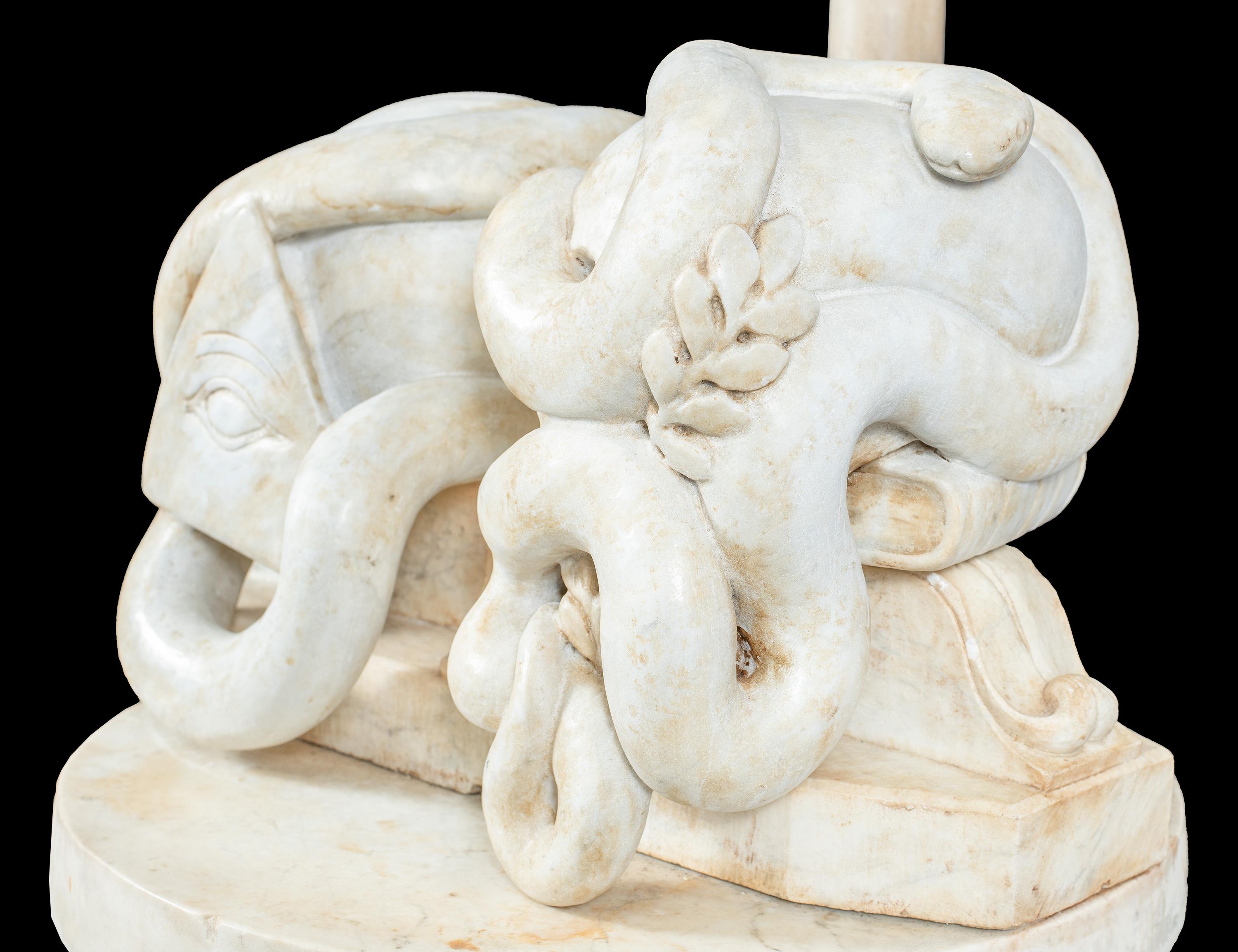Escultor italiano (principios del siglo XX) - Altar masónico.

56 x 52 x h 105 cm.

Totalmente en mármol blanco finamente tallado, se representan dos serpientes envolviendo una calavera y un juego con el Ojo de la Providencia, en el centro hay una