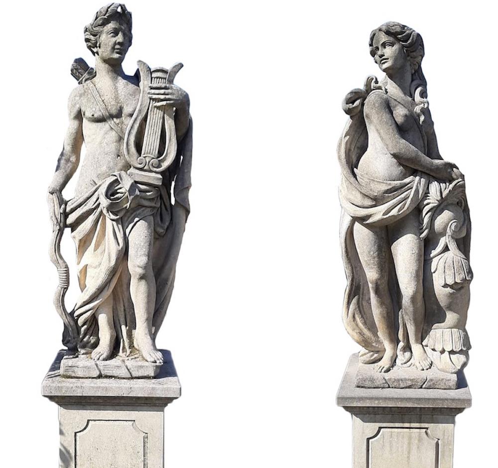 Fein geschnitztes mythologisches Motiv aus Vicenza-Kalkstein mit Apollo und Minerva  Ausgezeichneter Zustand aus einem Nachlass aus Venetien.
Abmessungen: Statuen cm 150, Sockel cm 85.