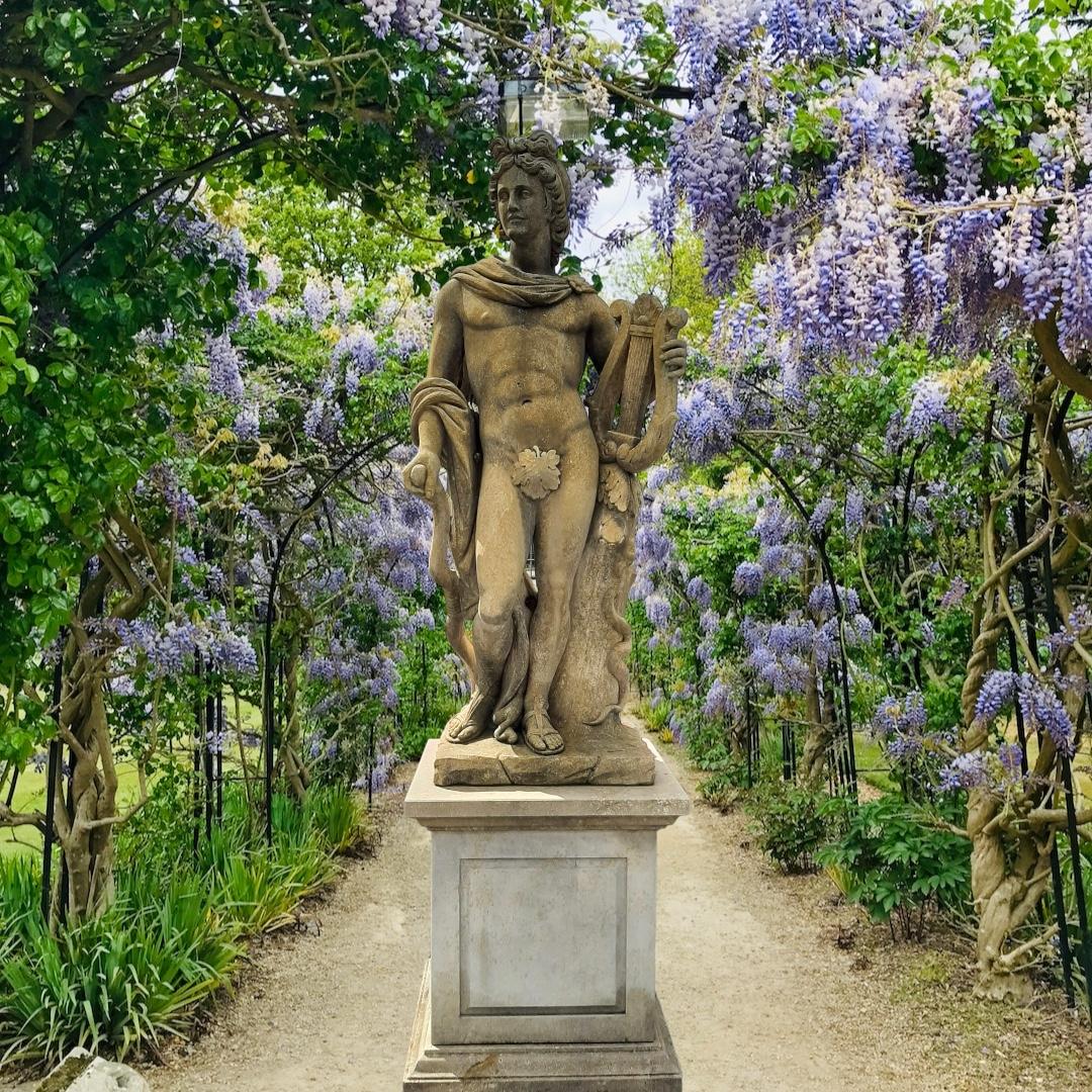 
Tema mitológico finamente tallado en piedra caliza de Vicenza de Apolo en Excelente estado procedente de una finca del Véneto. Decoración intemporal para tu interior o jardín. 
Medidas: Estatuas cm 180, base cm 85.