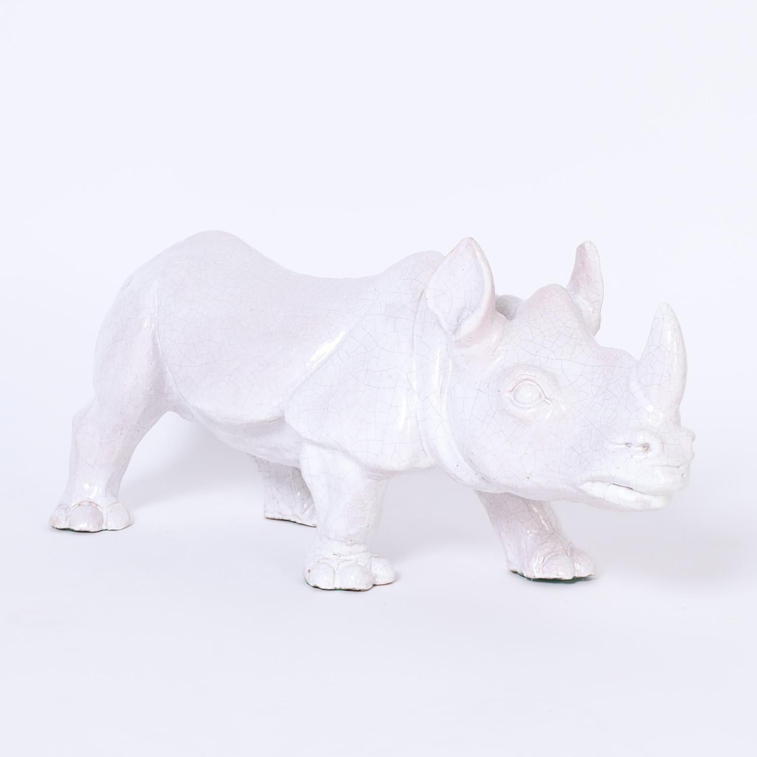 Sculpture de rhinocéros du milieu du siècle, réalisée en terre cuite avec un glaçage blanc craquelé.