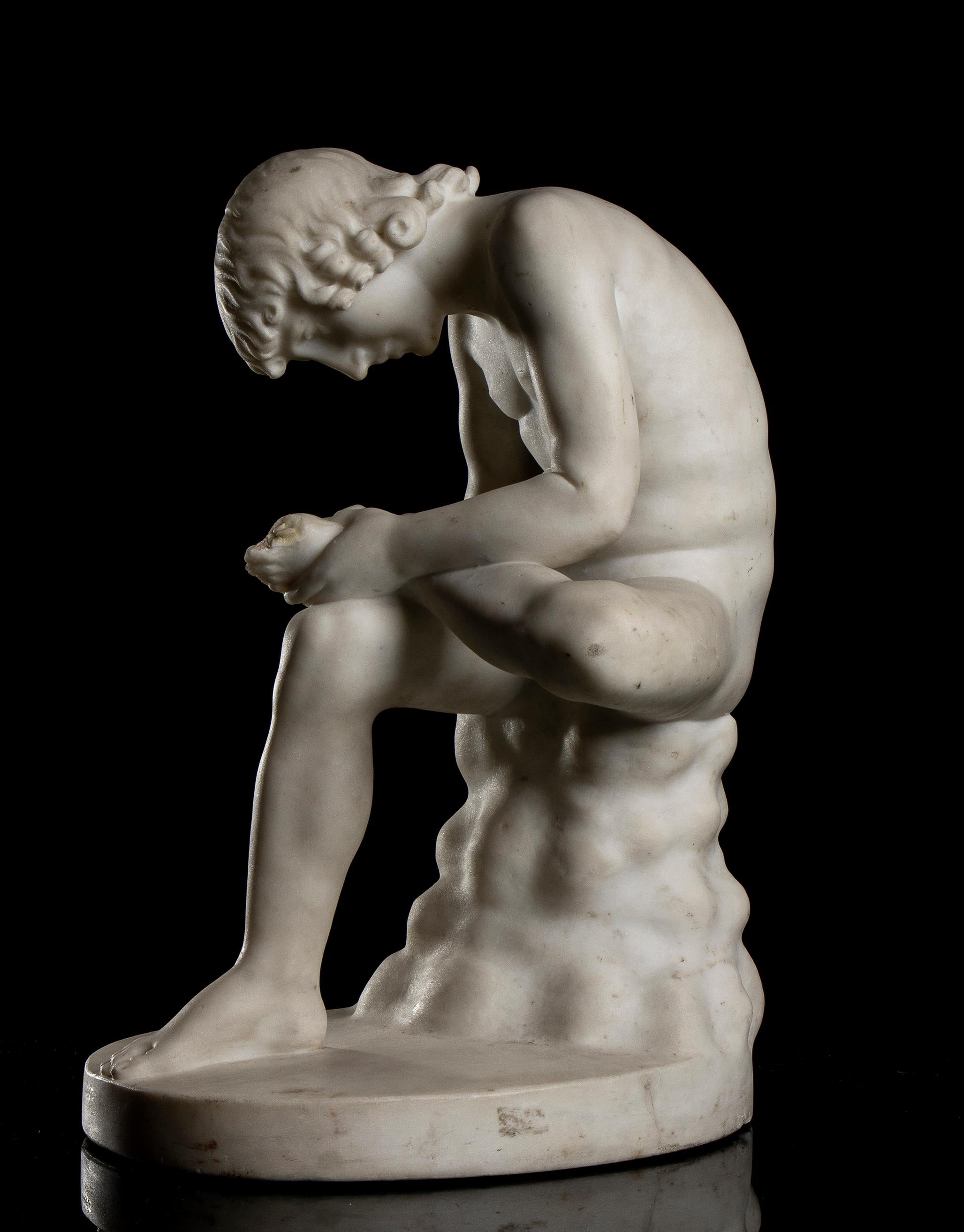 Eine Skulptur des Knaben mit Thor im Stil der Grand Tour, die im 19. Jahrhundert in Italien aus weißem Marmor geschnitzt wurde, in der Größe der Skulptur in den Uffizien in Florenz.
Die Statue stellt einen nackten Jungen dar, der auf einem Felsen