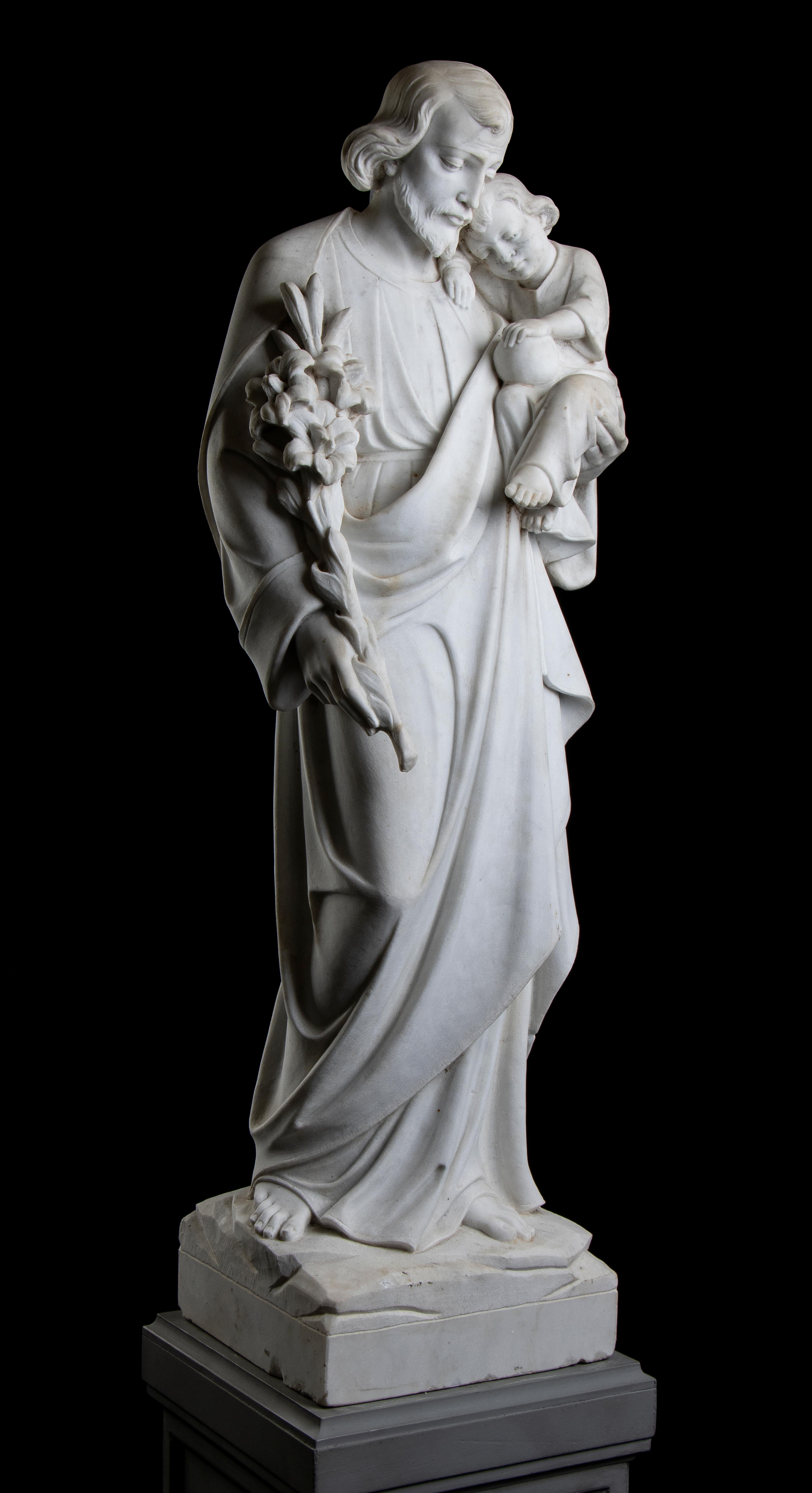 Très intéressante sculpture statuaire italienne en marbre blanc représentant saint Jospeh avec Jésus-Christ enfant, école italienne du XIXe siècle.
Saint Joseph représenté en pied, la fleur de lys dans la main droite et reposant le long de son bras