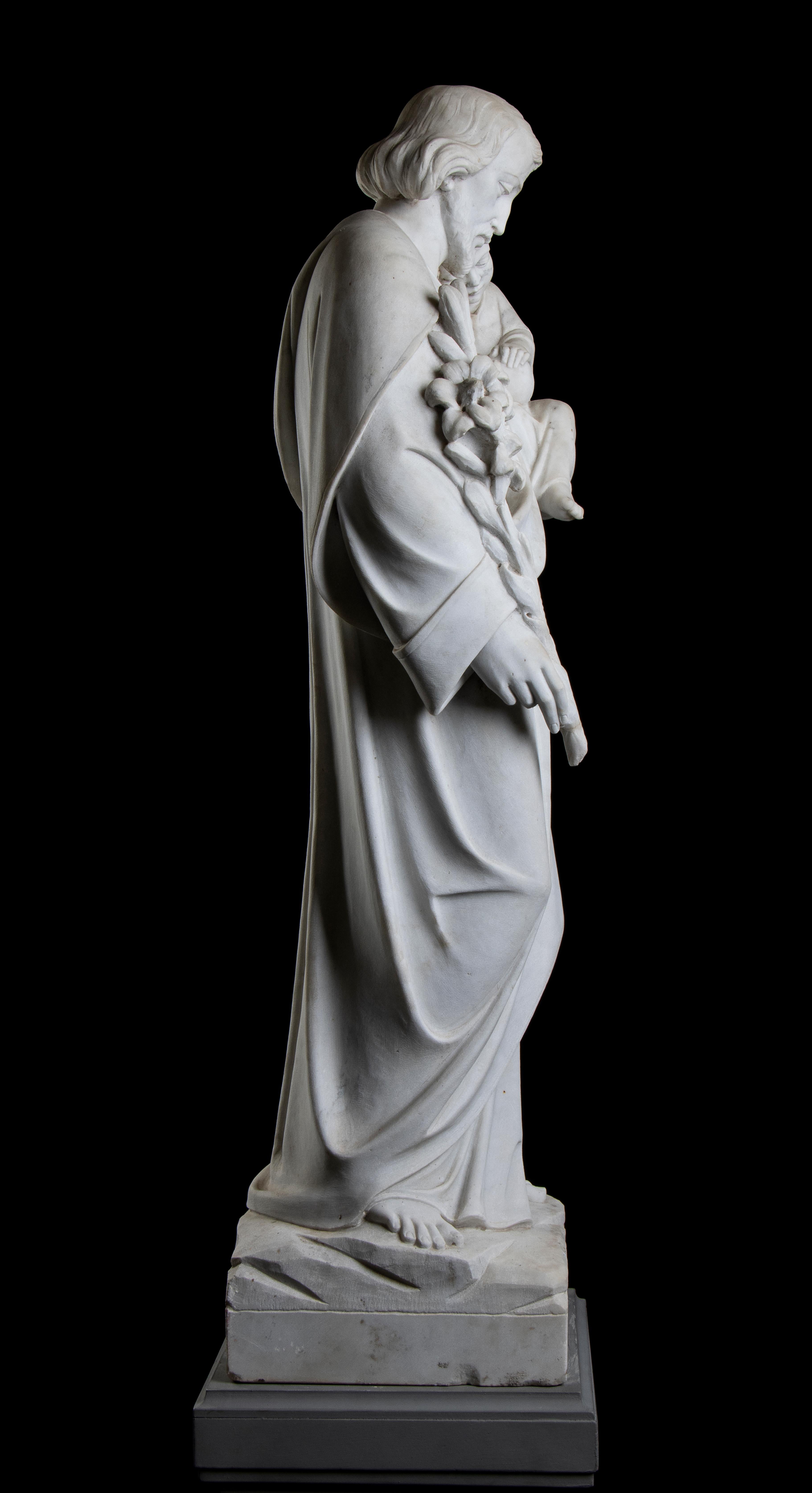 Eine sehr interessante italienische Skulptur aus weißem Marmor, die den heiligen Josef mit Jesus Christus als Kind darstellt, italienische Schule des 19. Jahrhunderts.
Der heilige Joseph ist in voller Größe dargestellt, mit der Lilienblüte in der