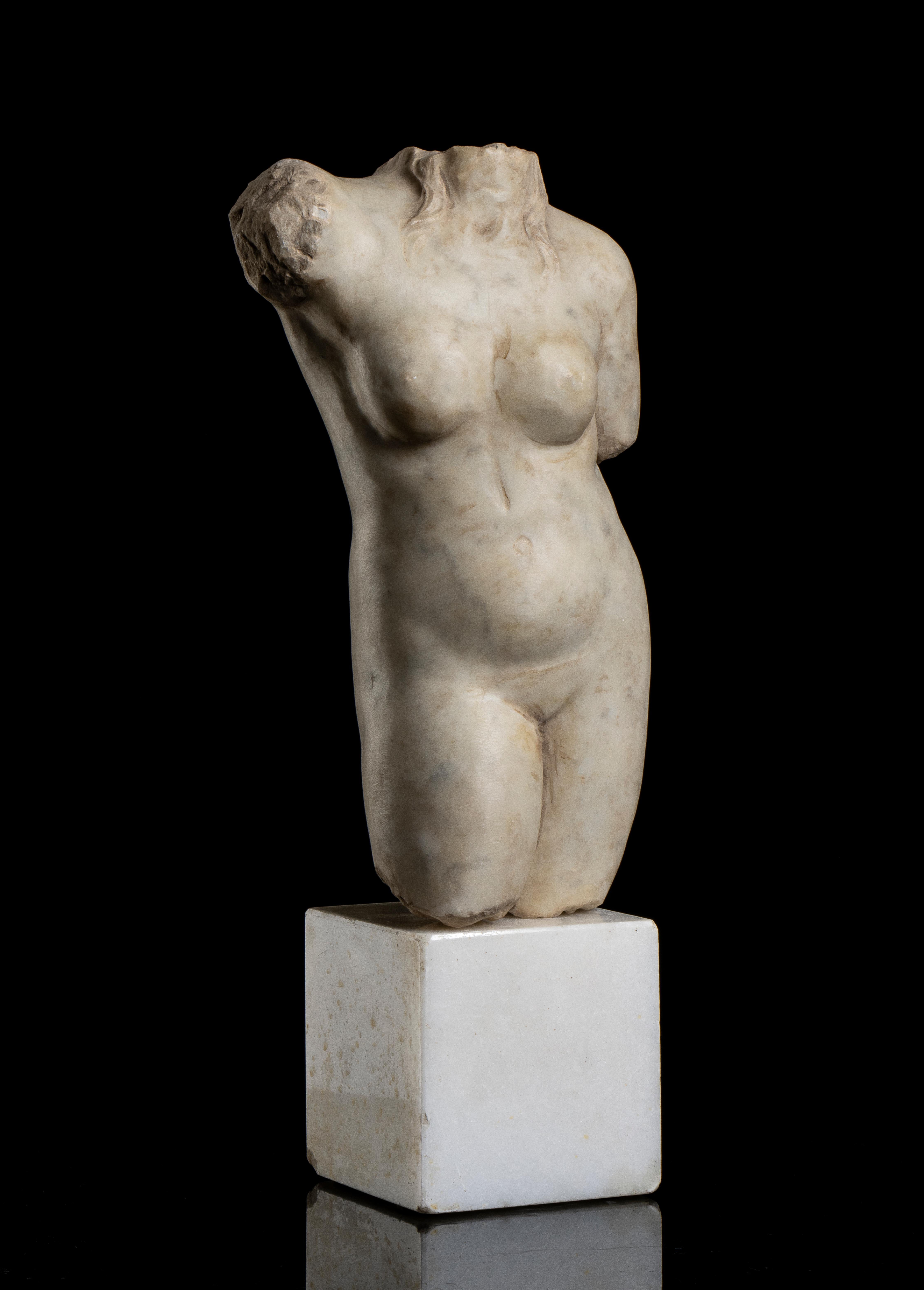 ein interessanter und eleganter weißer, statuarischer, gealterter Marmortorso einer Göttin, der auf einem quadratischen Sockel aus weißem Marmor steht, der wahrscheinlich in der ersten Hälfte oder im ersten Viertel des 20. Jahrhunderts in Rom