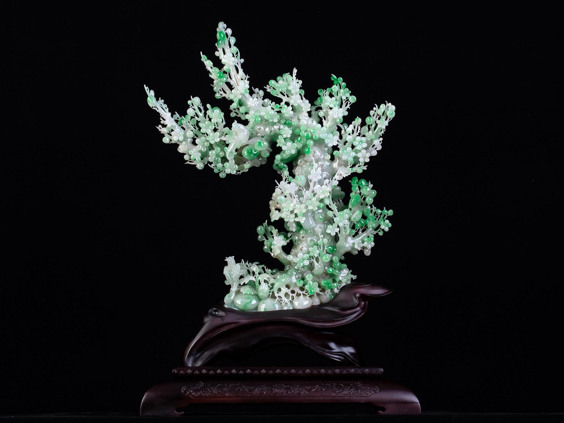 Still-Life Sculpture Unknown - Bonsaï en jade avec sculpture d'oiseaux