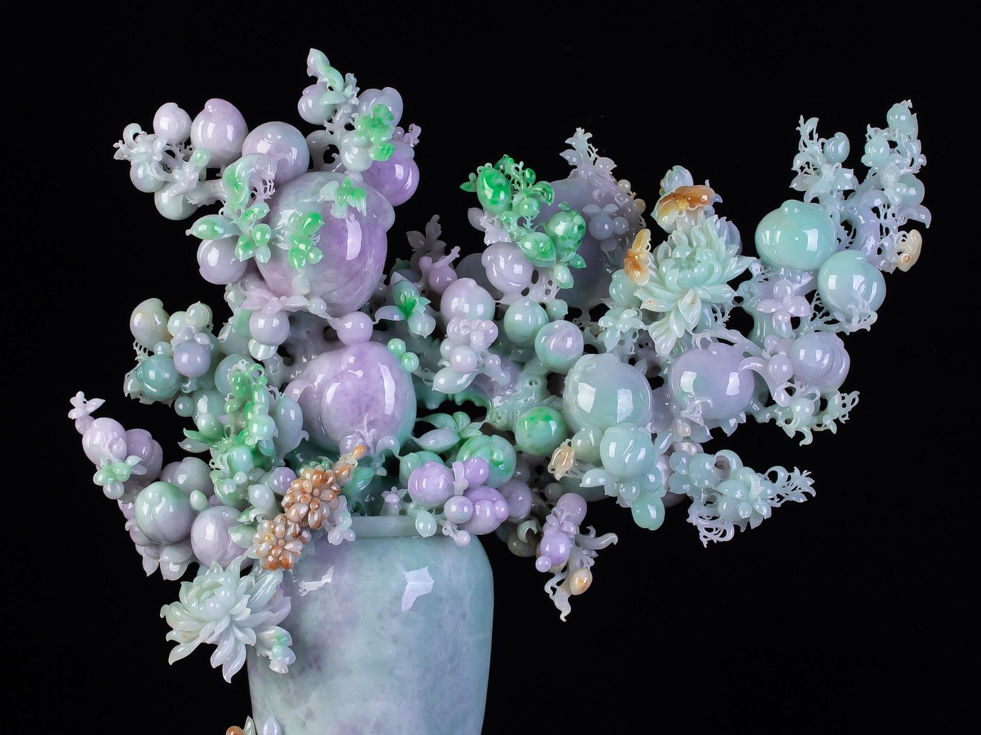 Jadeite Jade Flower Vase Carving - Autres styles artistiques Sculpture par Unknown