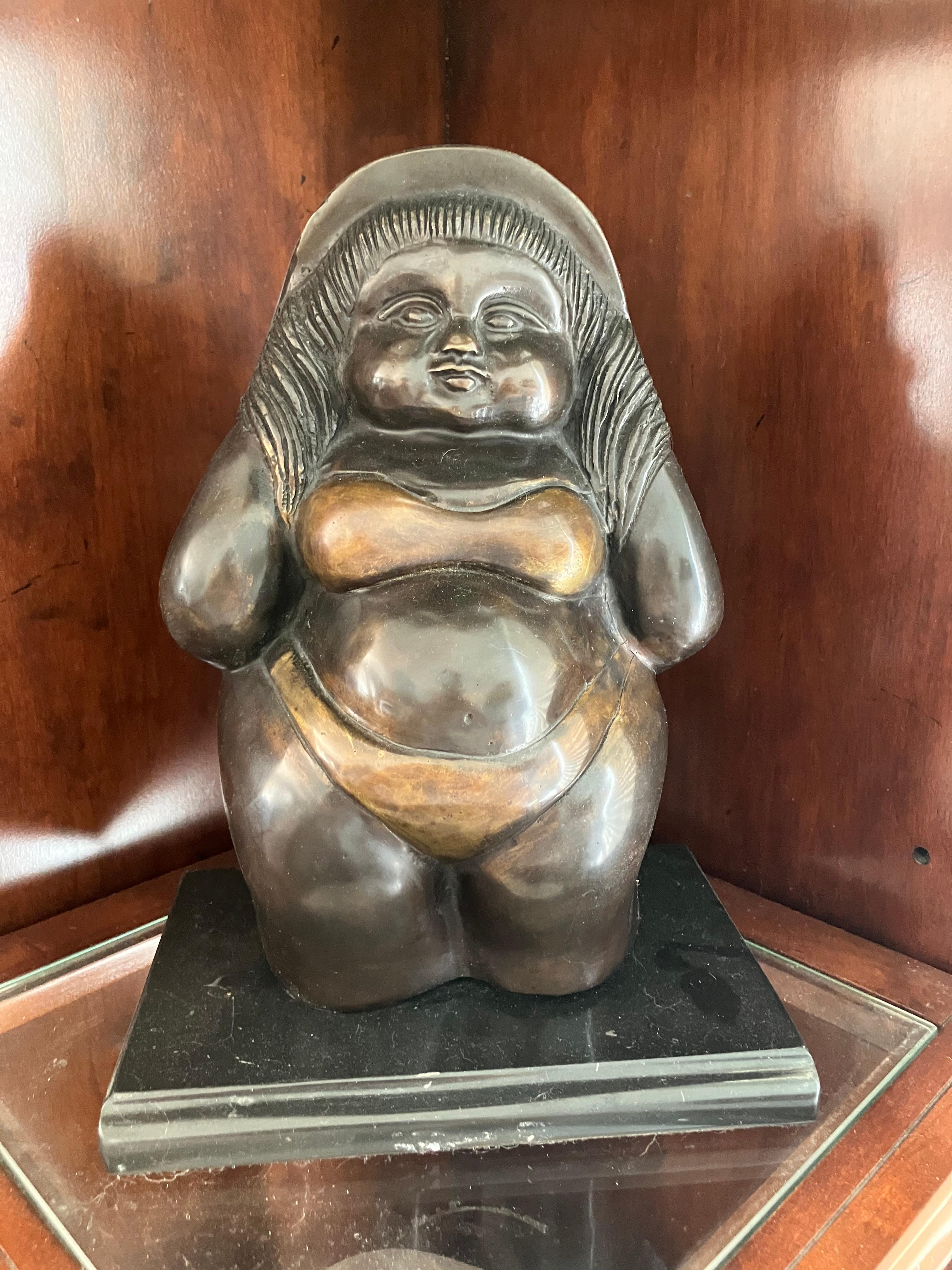 Unknown Figurative Sculpture – Julio Pedro Borrego Frau im Badeanzug
