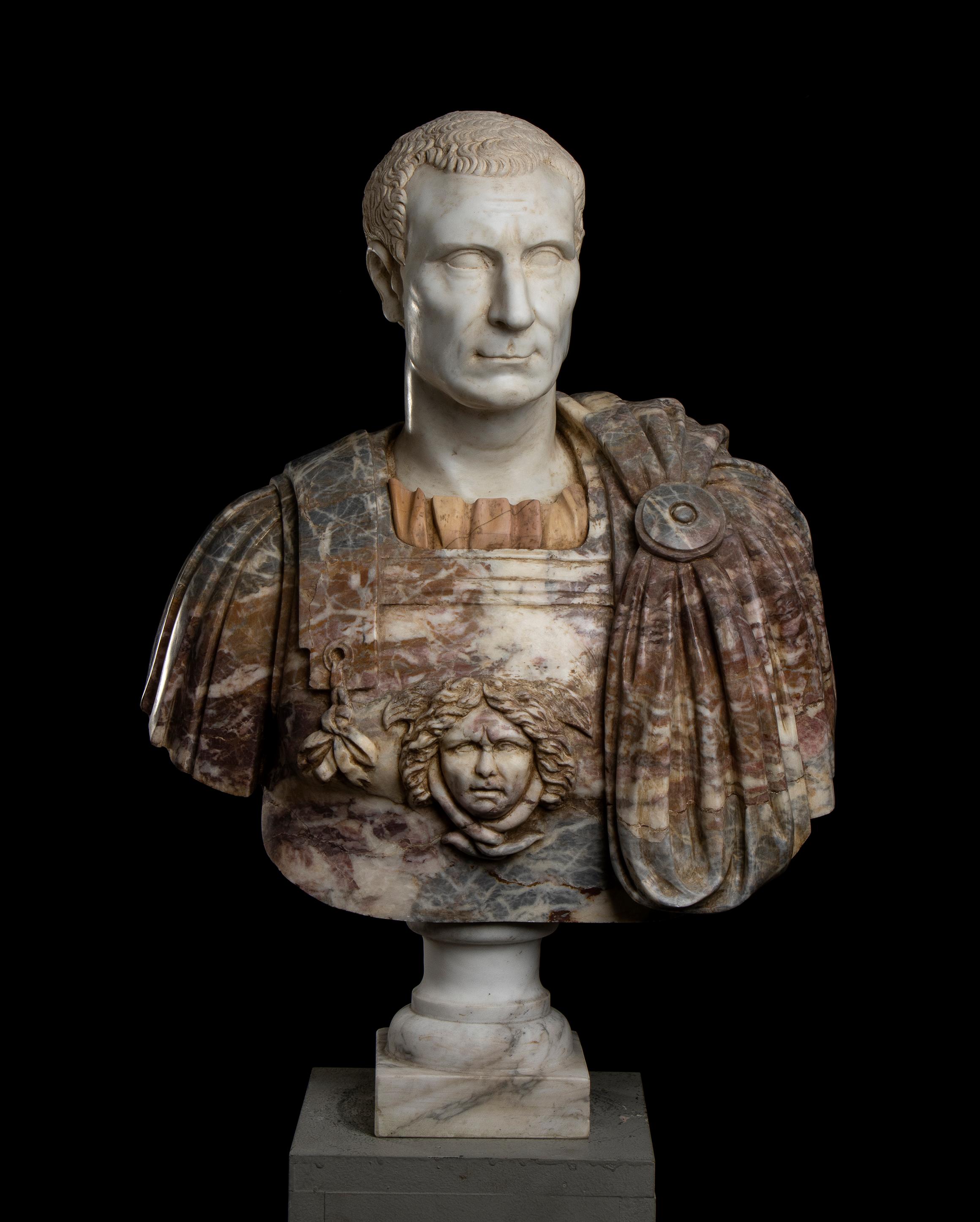 Figurative Sculpture de Unknown - Julio César Mármoles Policromados Escultura Busto Retrato Clásico Romano Italiano