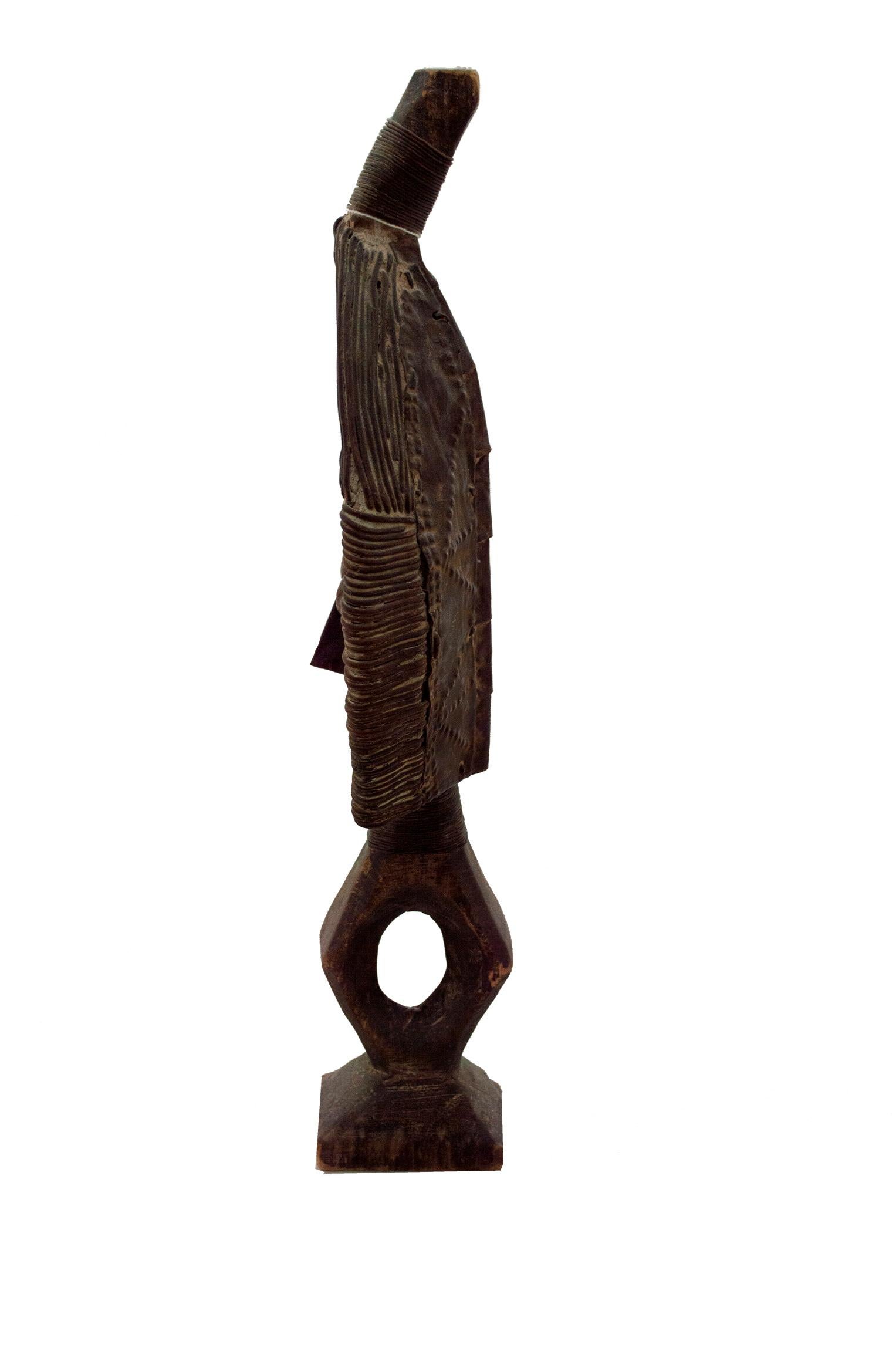 „Kota-Reliquary-Figur Nigeria“, Holz und Kupfer, um 1970 – Sculpture von Unknown
