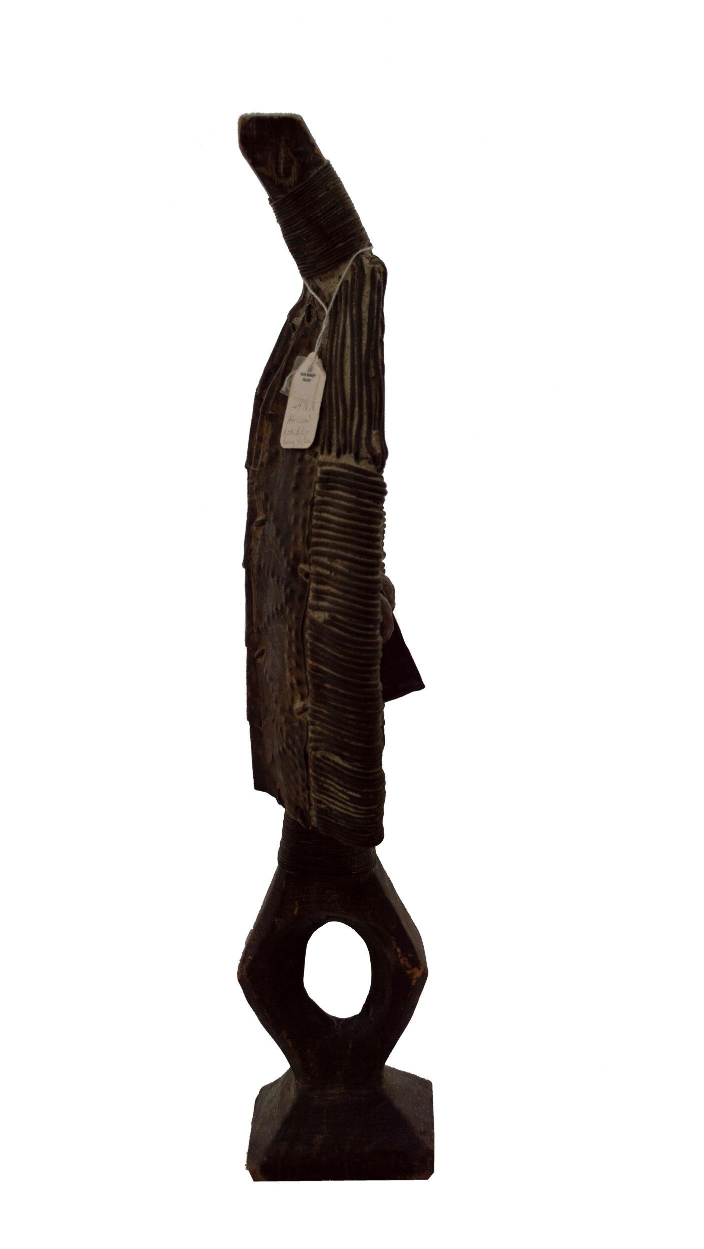 « Figure de réliquaire Kota du Nigeria », bois et cuivre créé vers 1970 - Marron Figurative Sculpture par Unknown