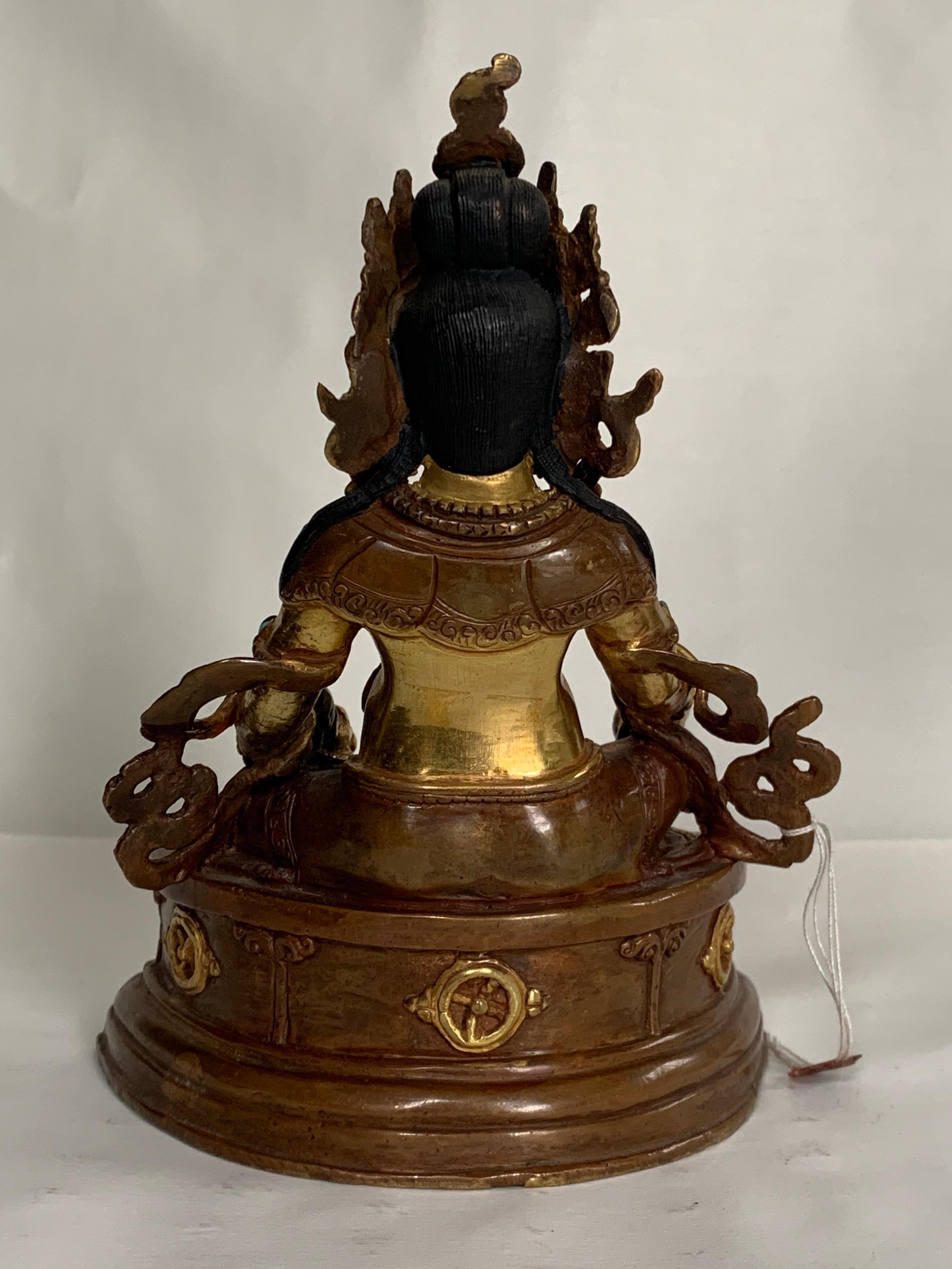 Questa statua è realizzata a mano con il procedimento della cera persa, uno degli antichi processi di lavorazione del metallo. Kubera è seduto in una posa semplice con una mano che tiene un gioiello e l'altra una mangusta. Kubera è anche conosciuto