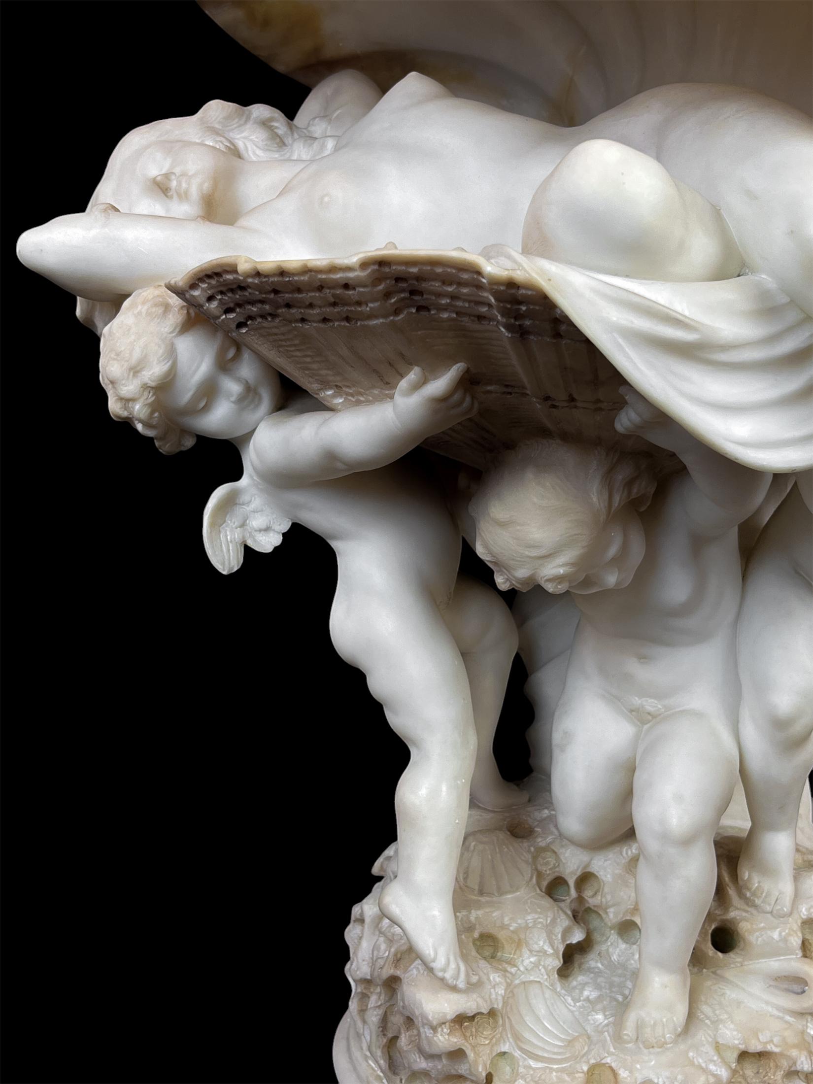 La Perla; Die Perle 

Eine faszinierende Tischlampe aus Alabaster mit der Darstellung der Geburt der Venus von Umberto Stiaccini. Drei geflügelte Putten stehen auf einem Korallenstück und tragen eine Muschelschale aus dem Meer, die sie über ihre
