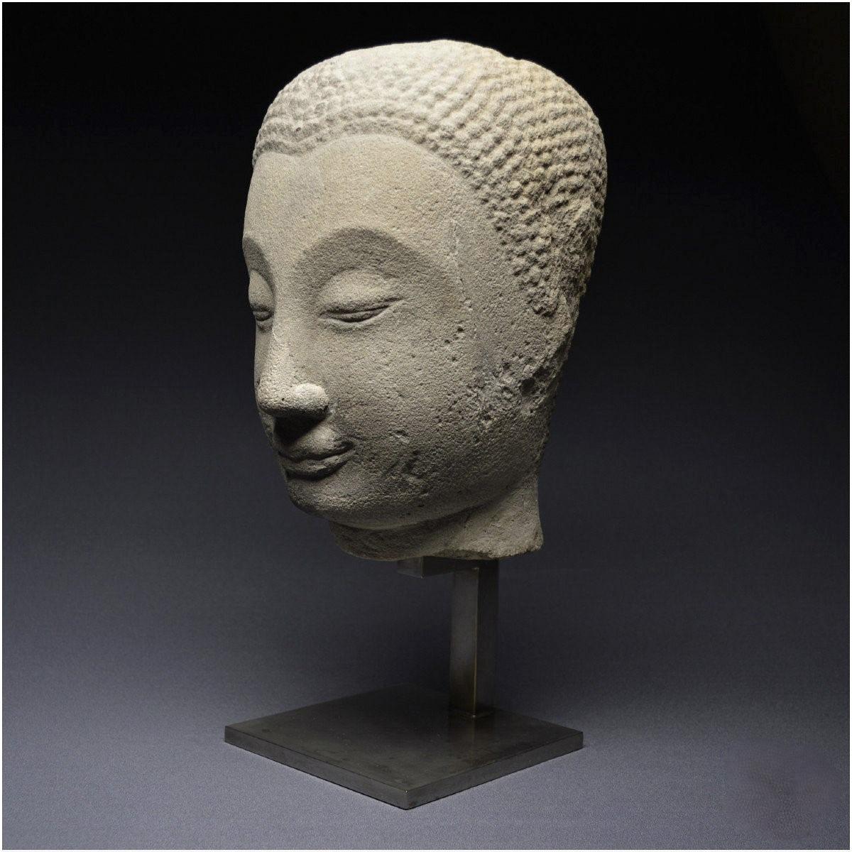 Grande tête de bouddha en grès du 17e siècle, Thaïlande, Royaume d'Ayutthaya - Sculpture de Unknown