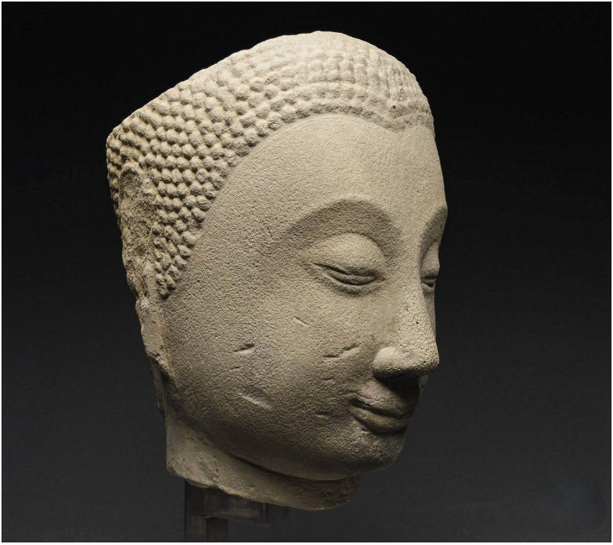 Grande tête de bouddha en grès du 17e siècle, Thaïlande, Royaume d'Ayutthaya - Autres styles artistiques Sculpture par Unknown
