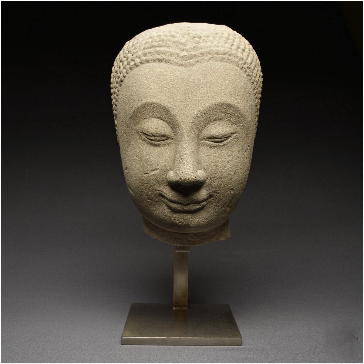 Grande tête de bouddha en grès du 17e siècle, Thaïlande, Royaume d'Ayutthaya - Noir Figurative Sculpture par Unknown