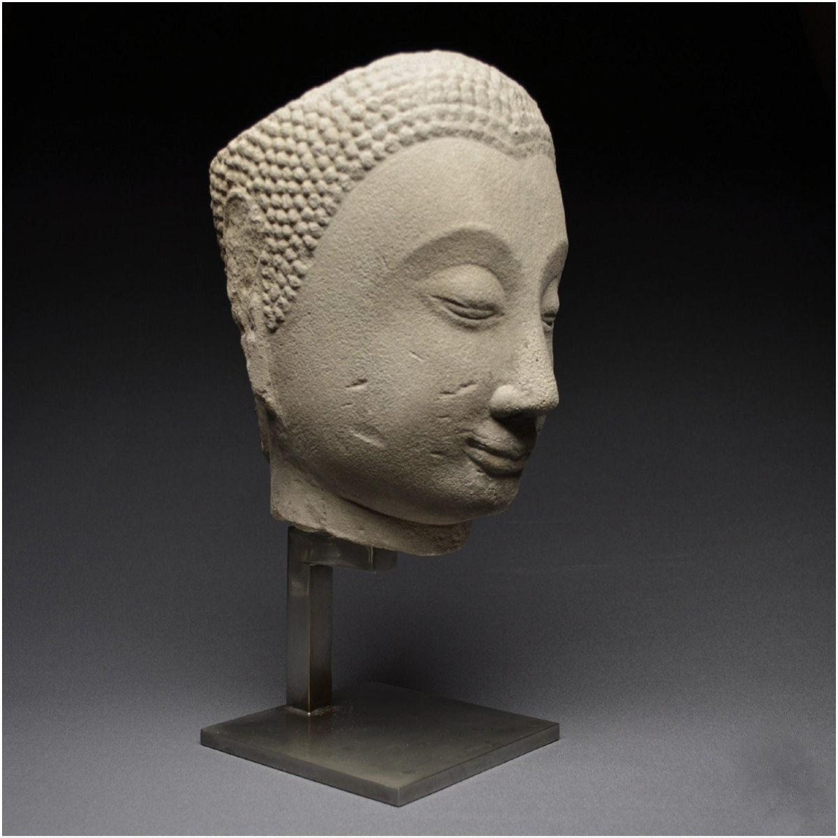 Grande tête de bouddha en grès du 17e siècle, Thaïlande, Royaume d'Ayutthaya en vente 3