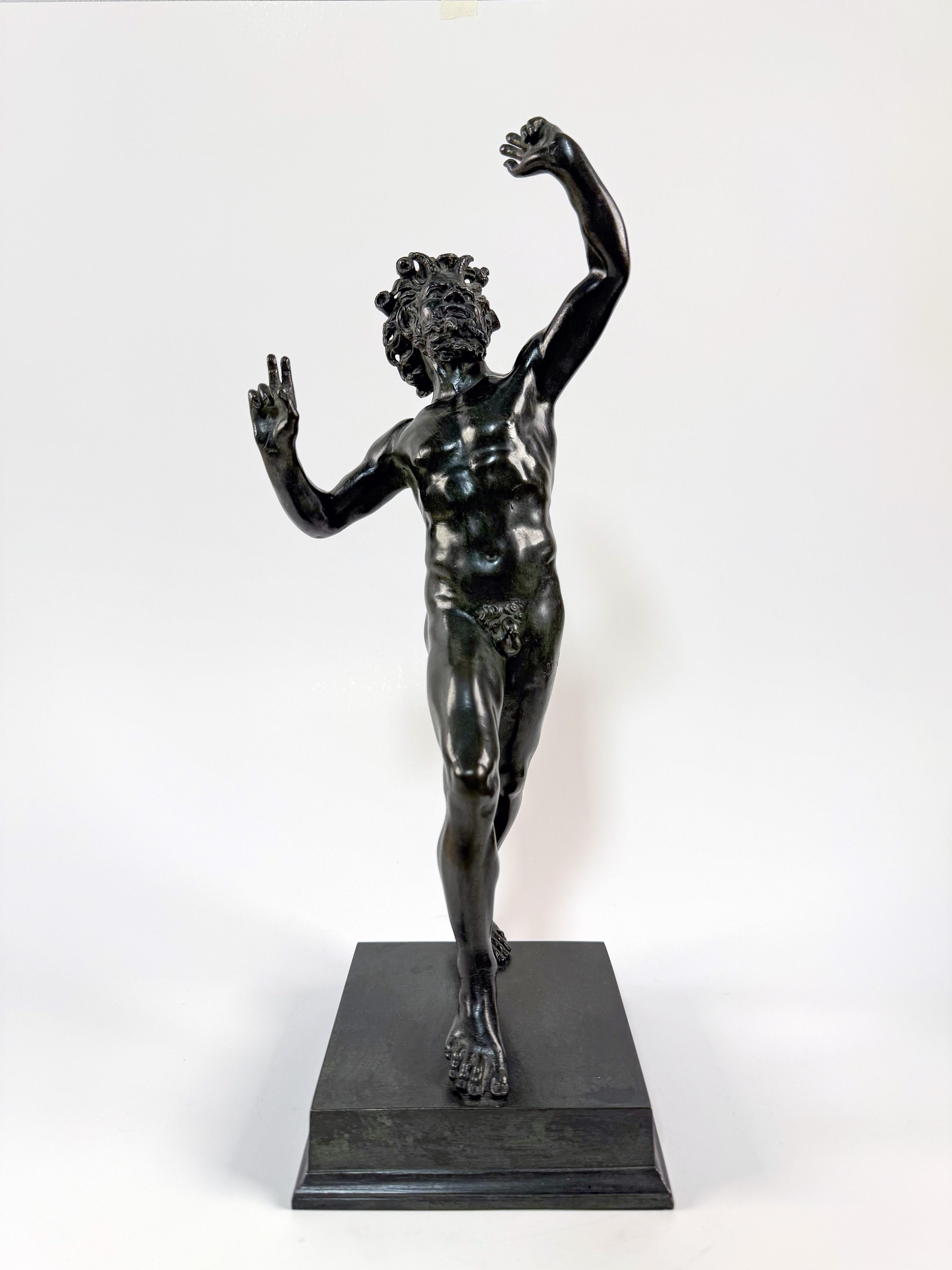 Grande statue en bronze du Grand Tour du 19e siècle représentant le Faune dansant
