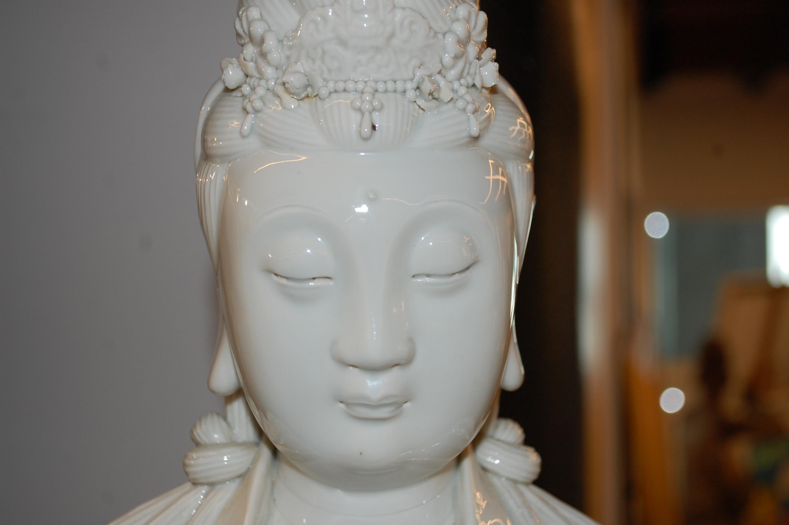 Grande figura di Guanyin in Blanc de Chine in vendita 5