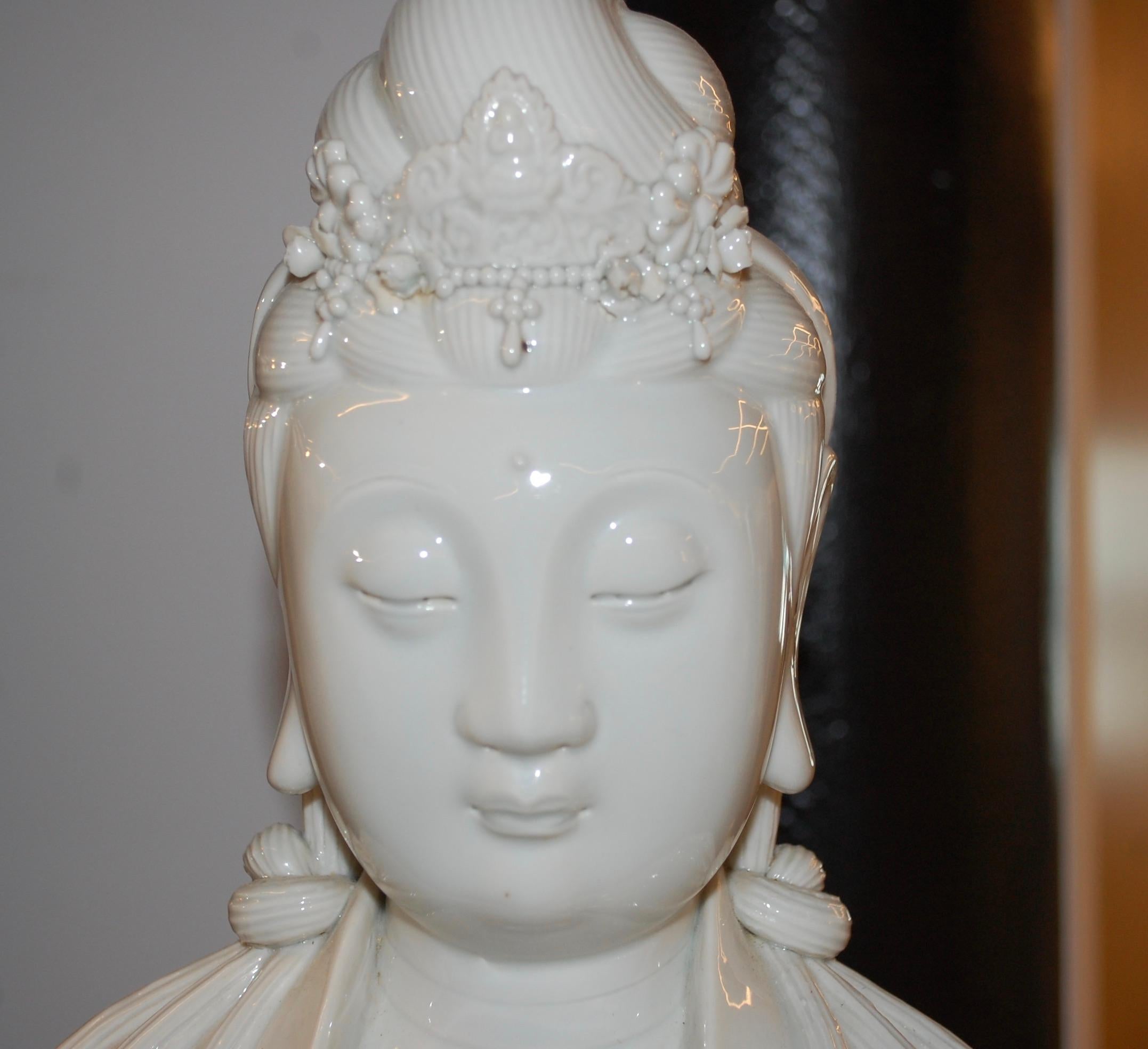 Grande figura di Guanyin in Blanc de Chine in vendita 6