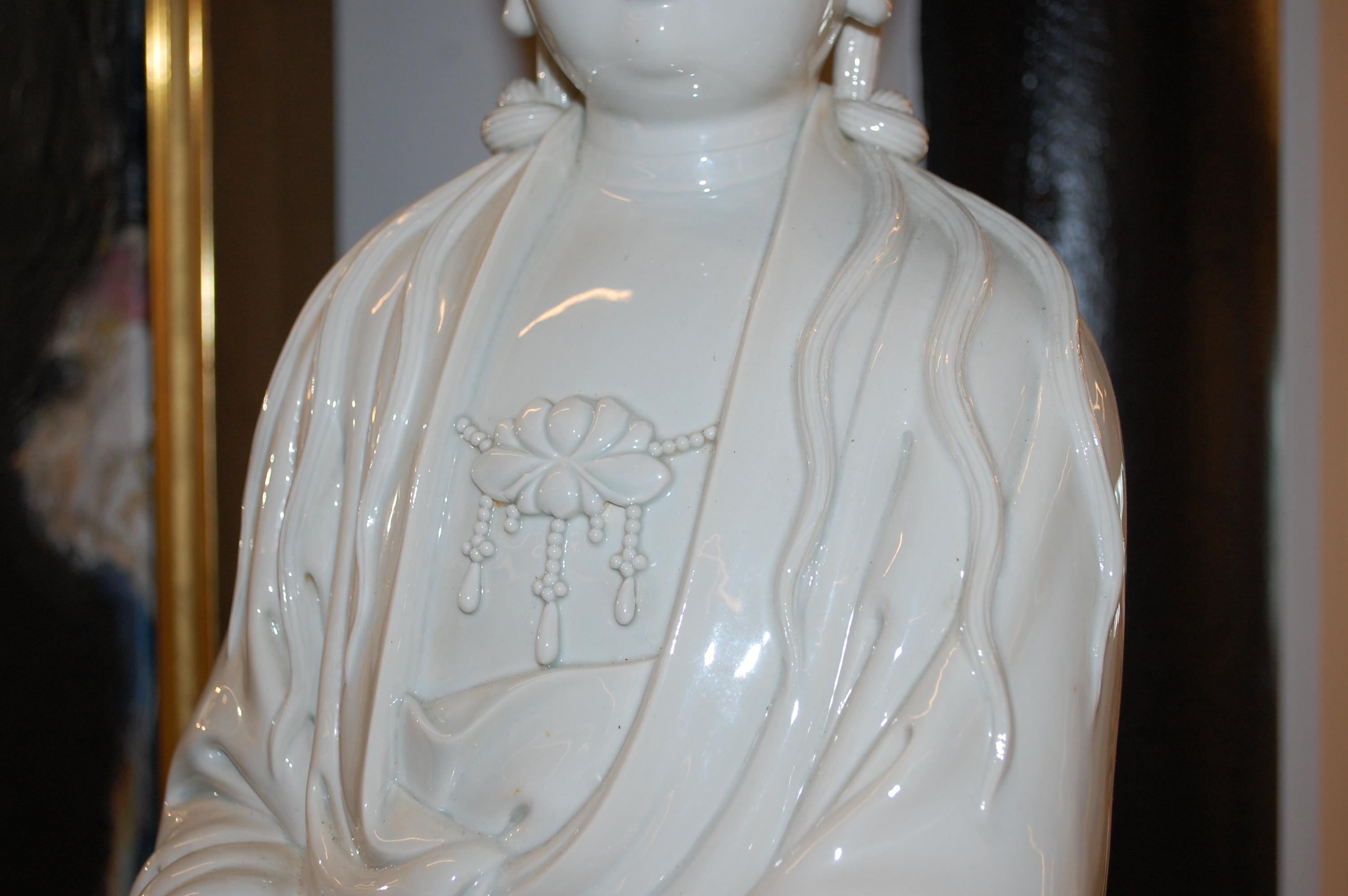 Grande figura di Guanyin in Blanc de Chine in vendita 7