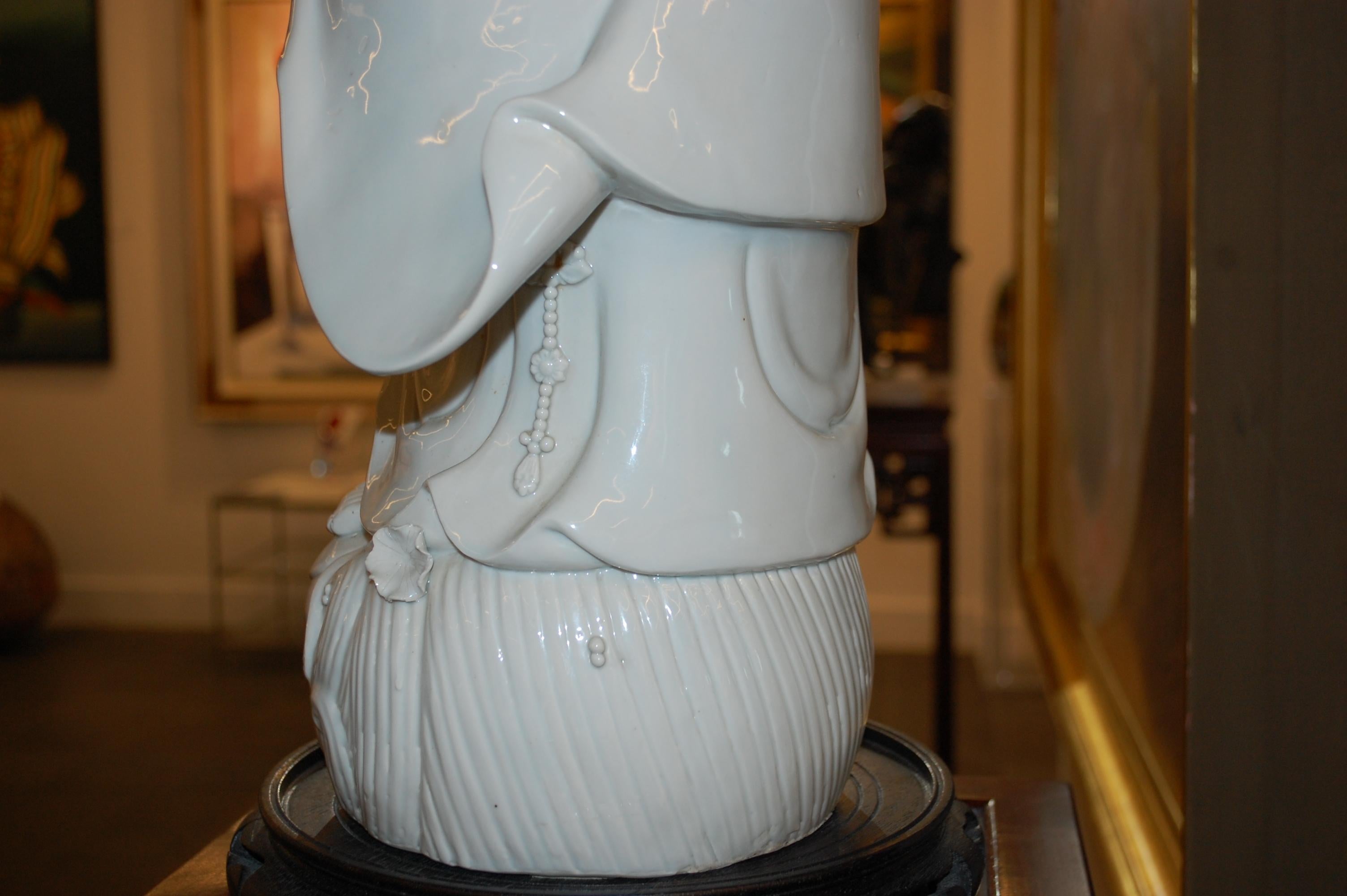 Grande figura di Guanyin in Blanc de Chine in vendita 2