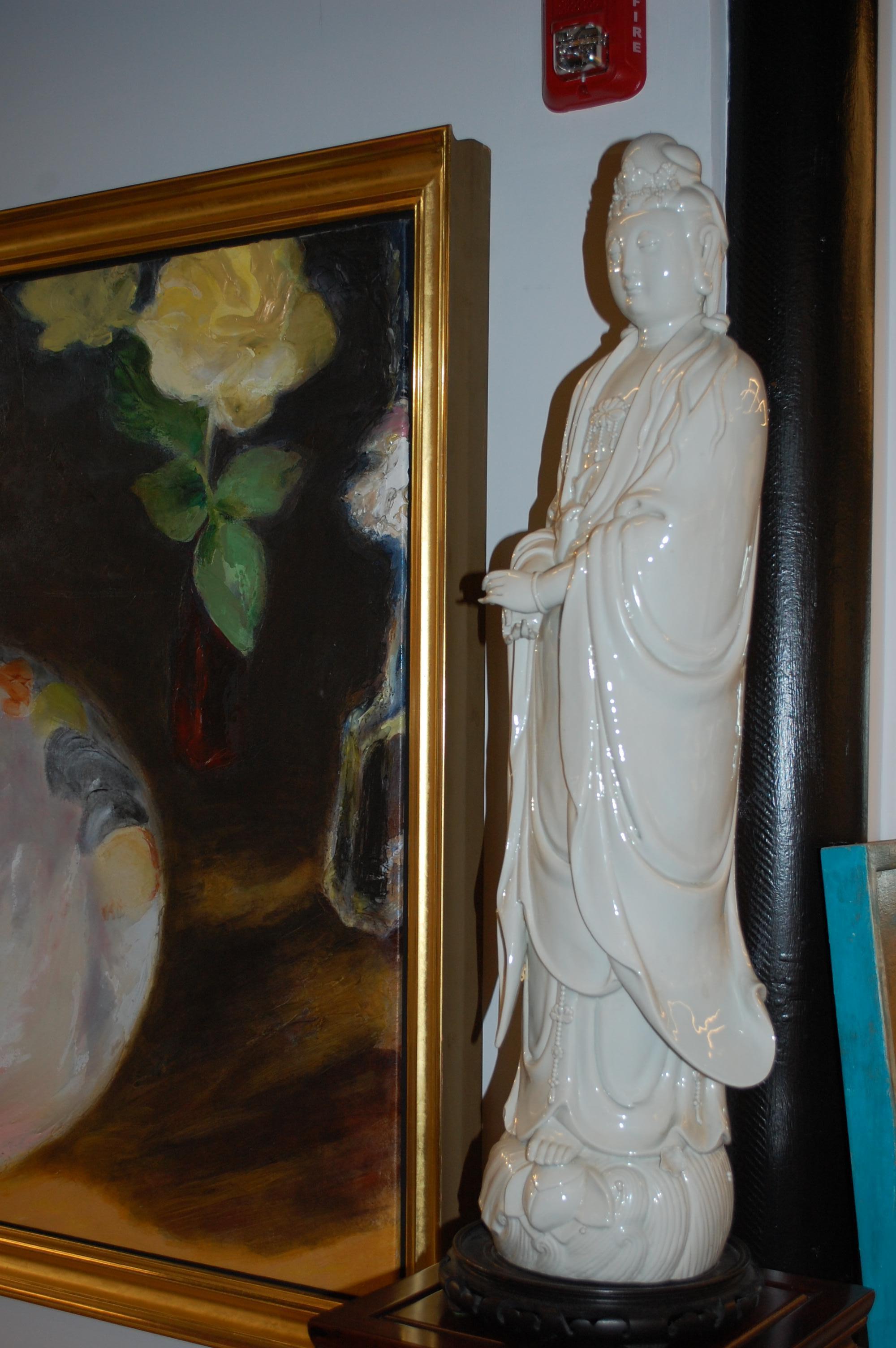 Grande figura di Guanyin in Blanc de Chine in vendita 3