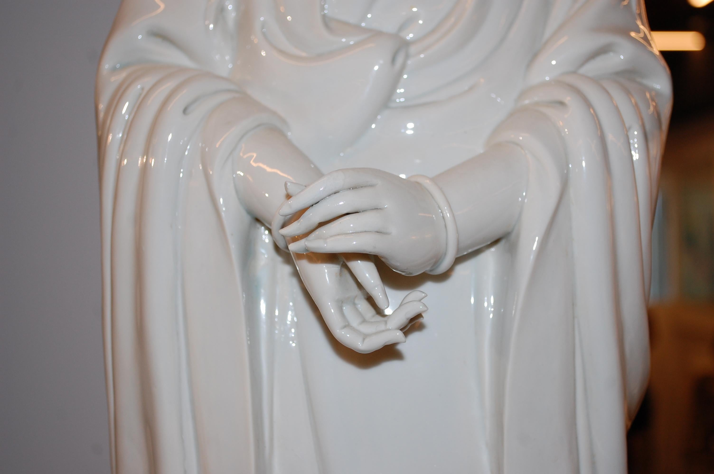 Grande figura di Guanyin in Blanc de Chine in vendita 4