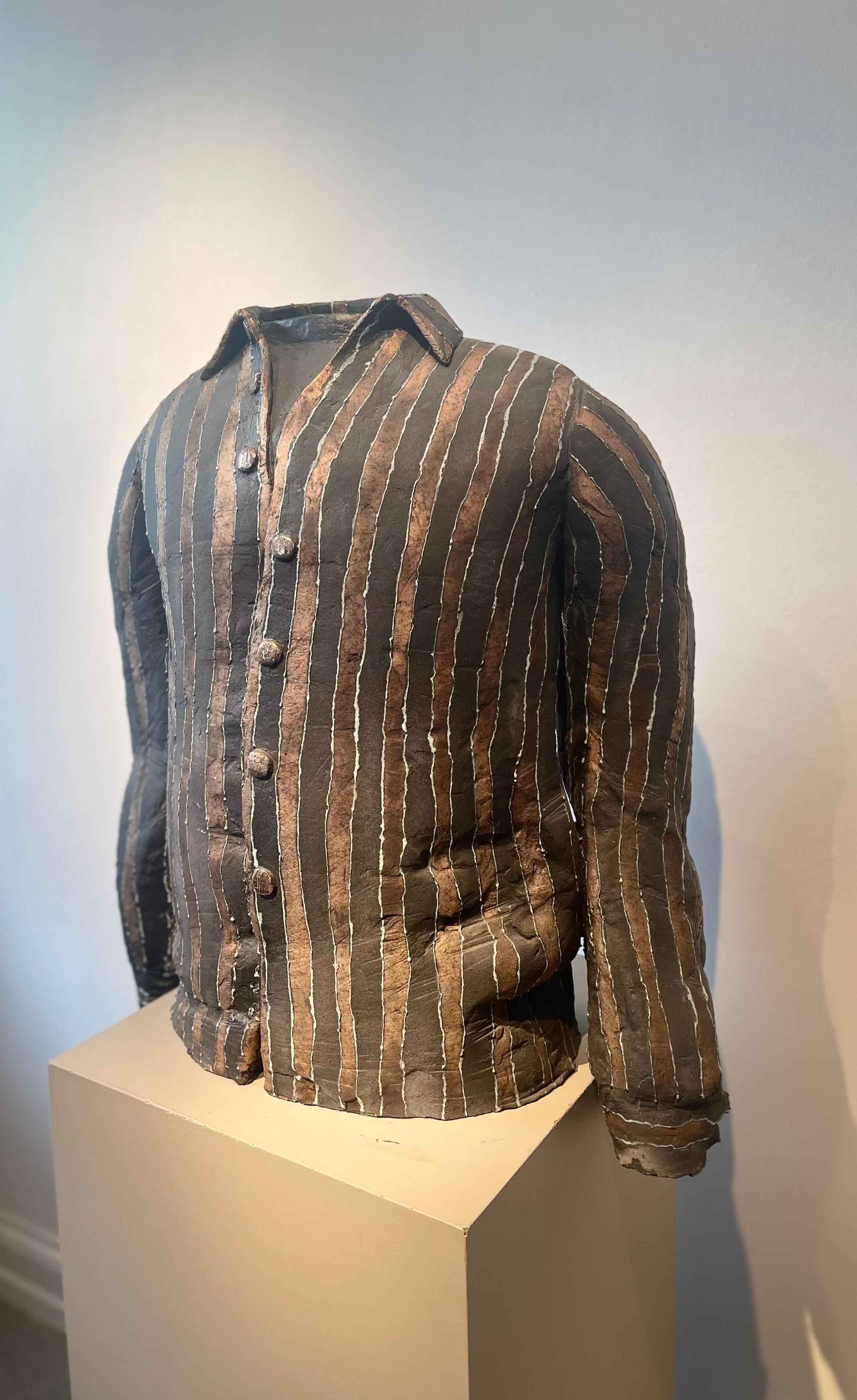 Escultura Grande De Cerámica De Arcilla De Camisa A Rayas En Tamaño De Hombre En Piedestal - Sculpture de Unknown