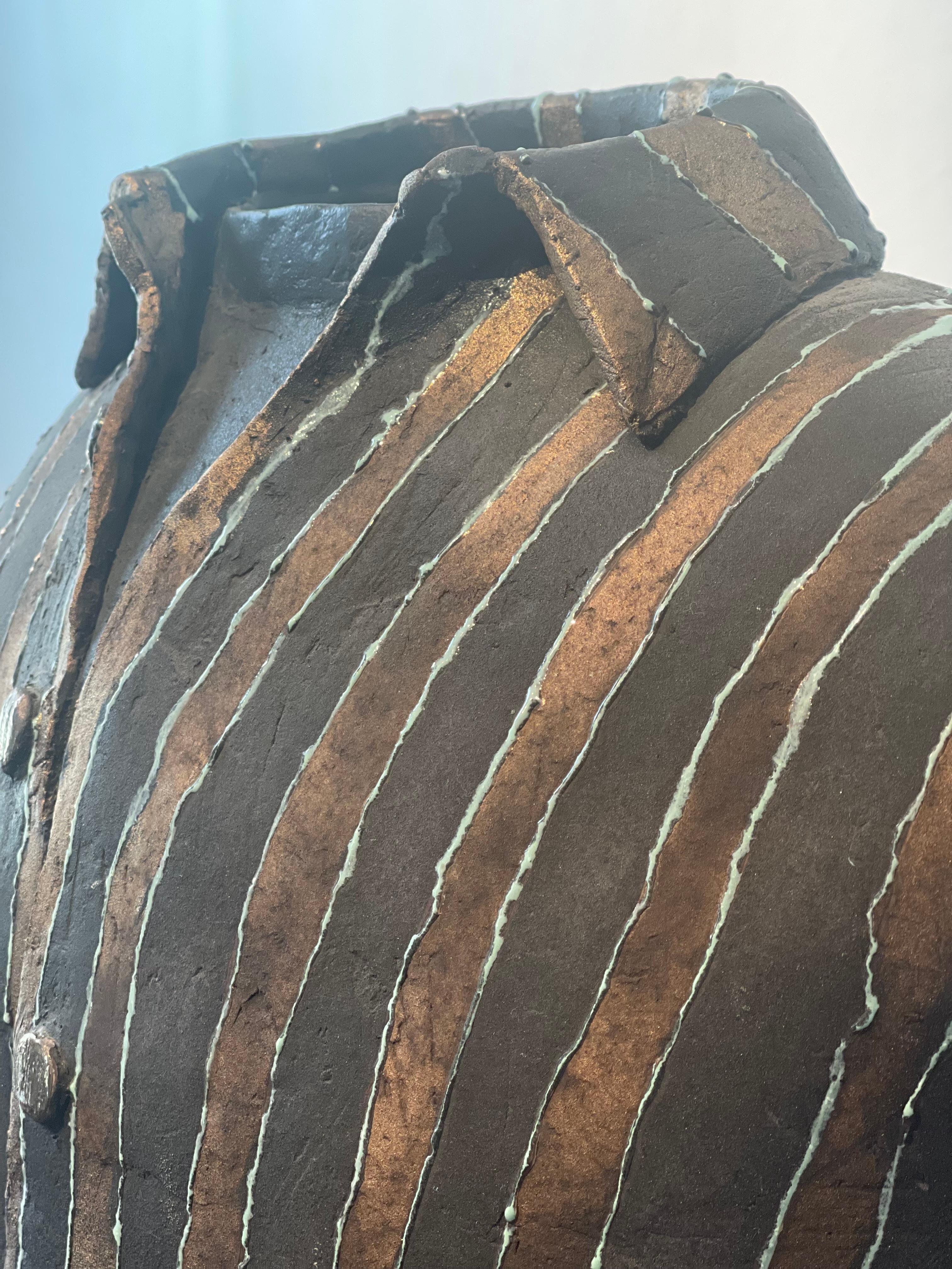 Escultura Grande De Cerámica De Arcilla De Camisa A Rayas En Tamaño De Hombre En Piedestal - Sculpture moderno estadounidense de Unknown