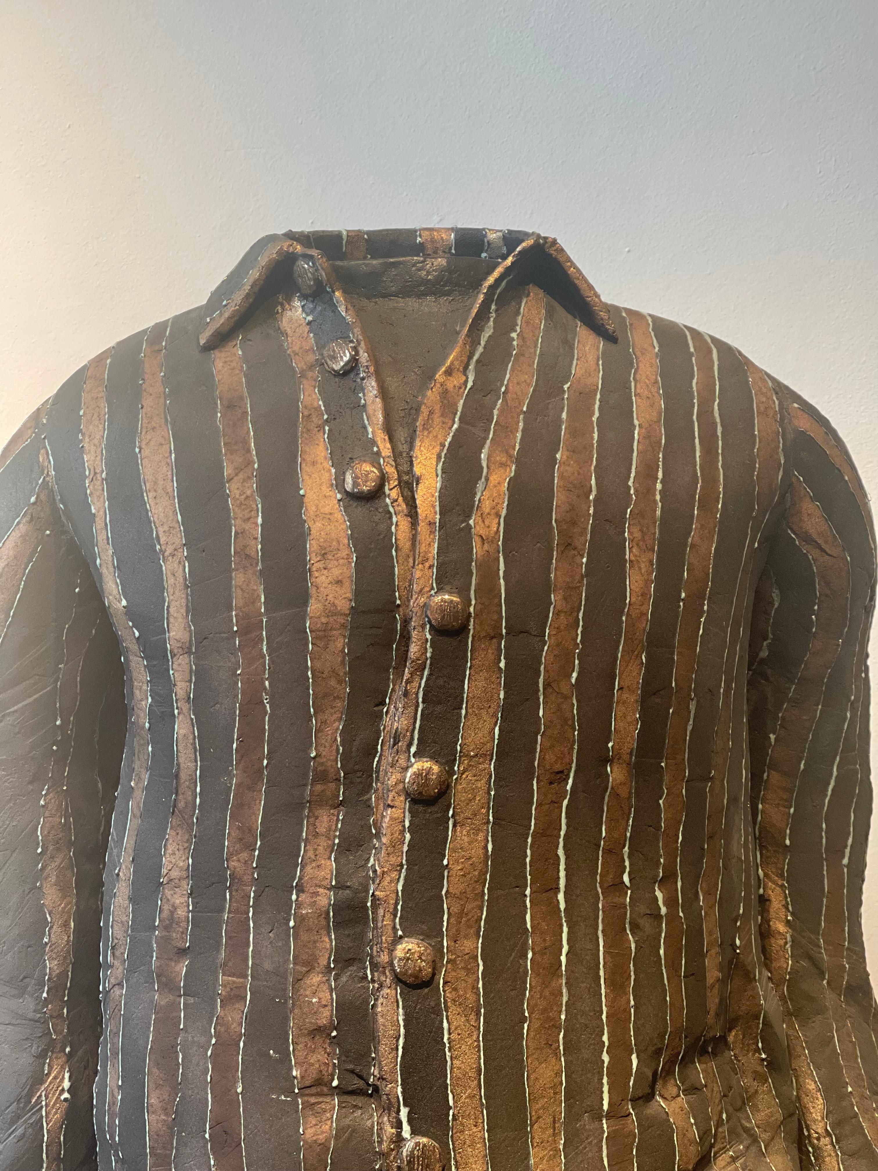 Escultura de gran tamaño de una camisa de pie que incluye un gran piedestal. 
