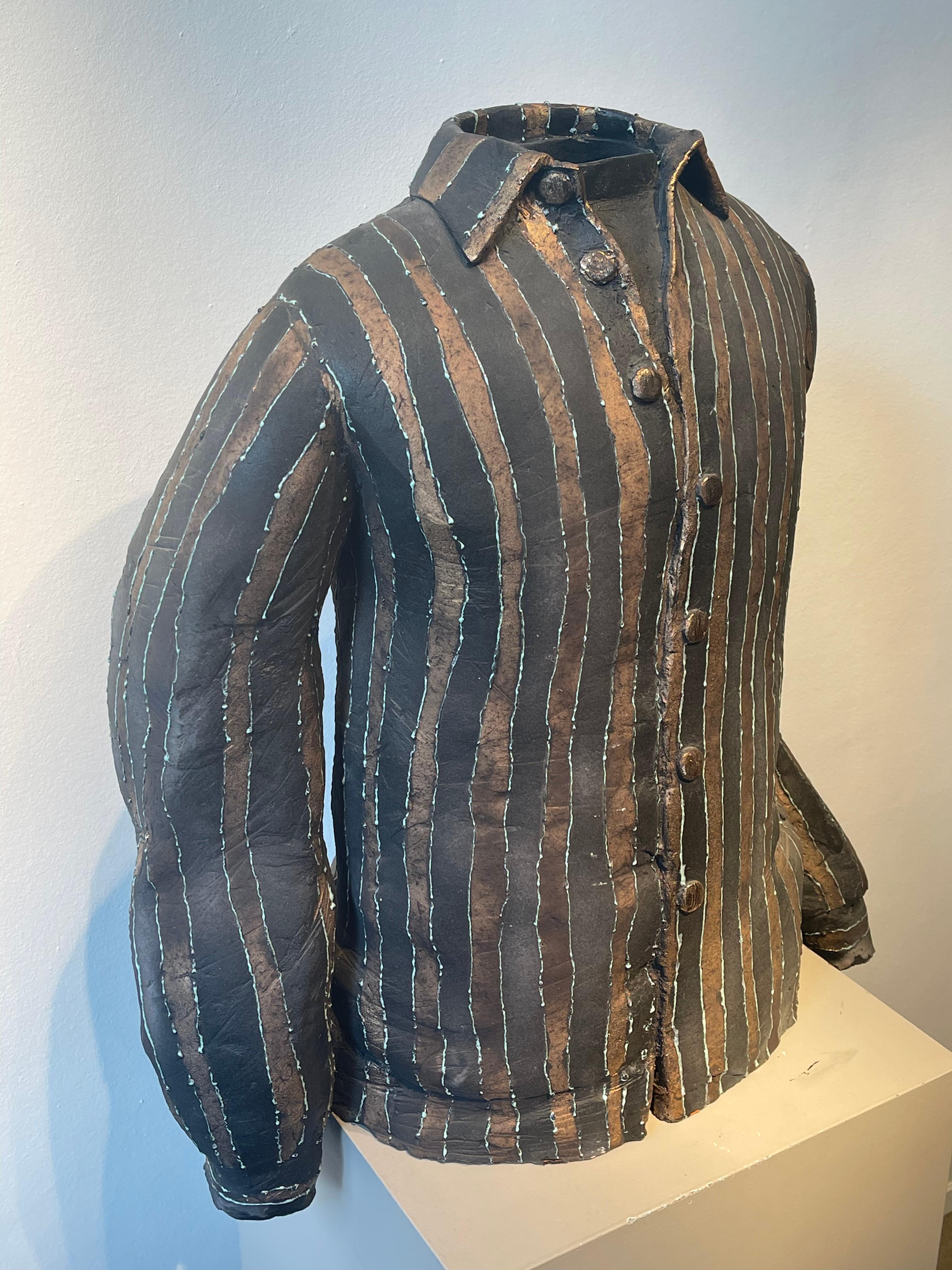 Escultura Grande De Cerámica De Arcilla De Camisa A Rayas En Tamaño De Hombre En Piedestal en venta 1