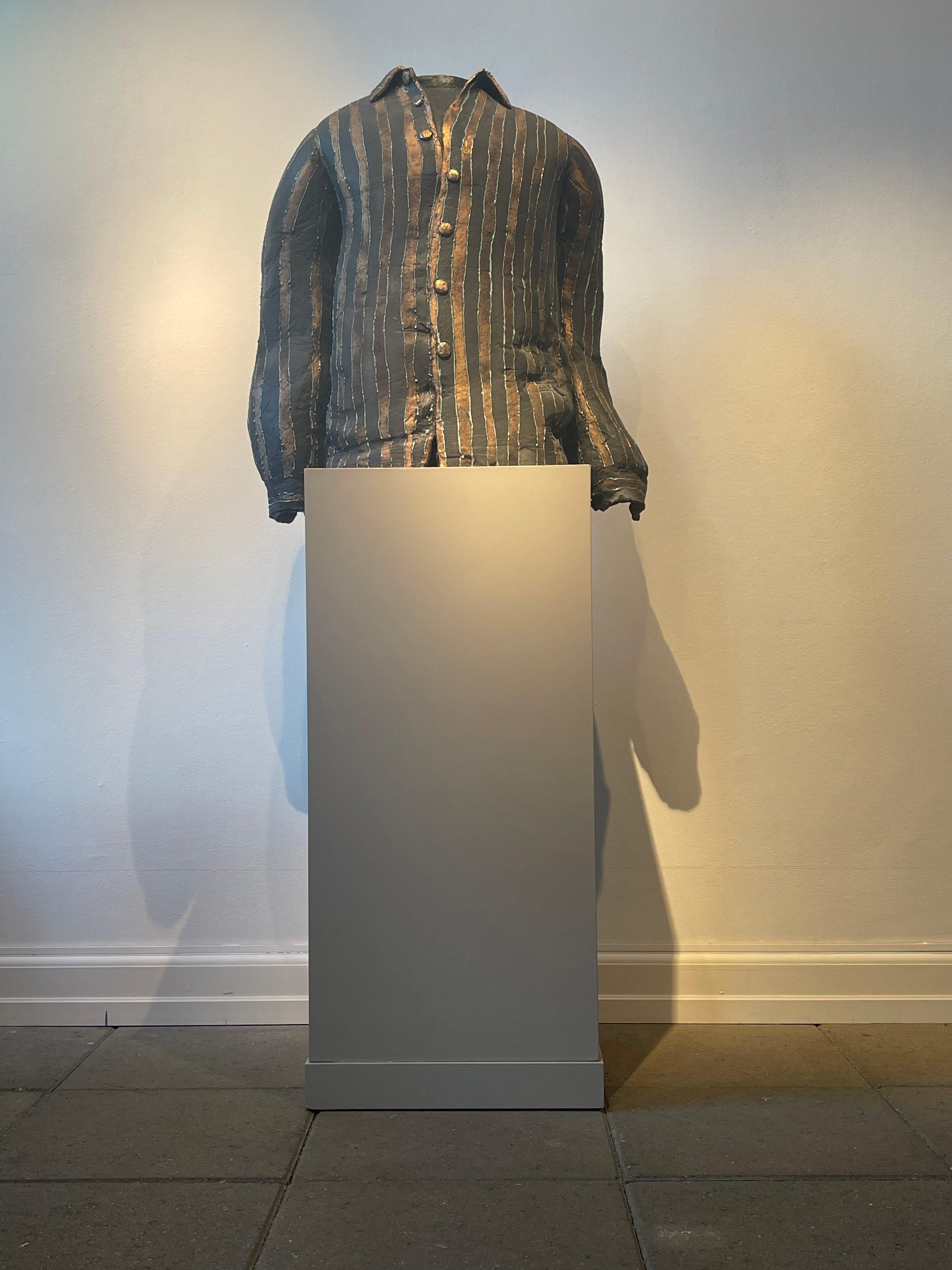 Escultura Grande De Cerámica De Arcilla De Camisa A Rayas En Tamaño De Hombre En Piedestal en venta 2
