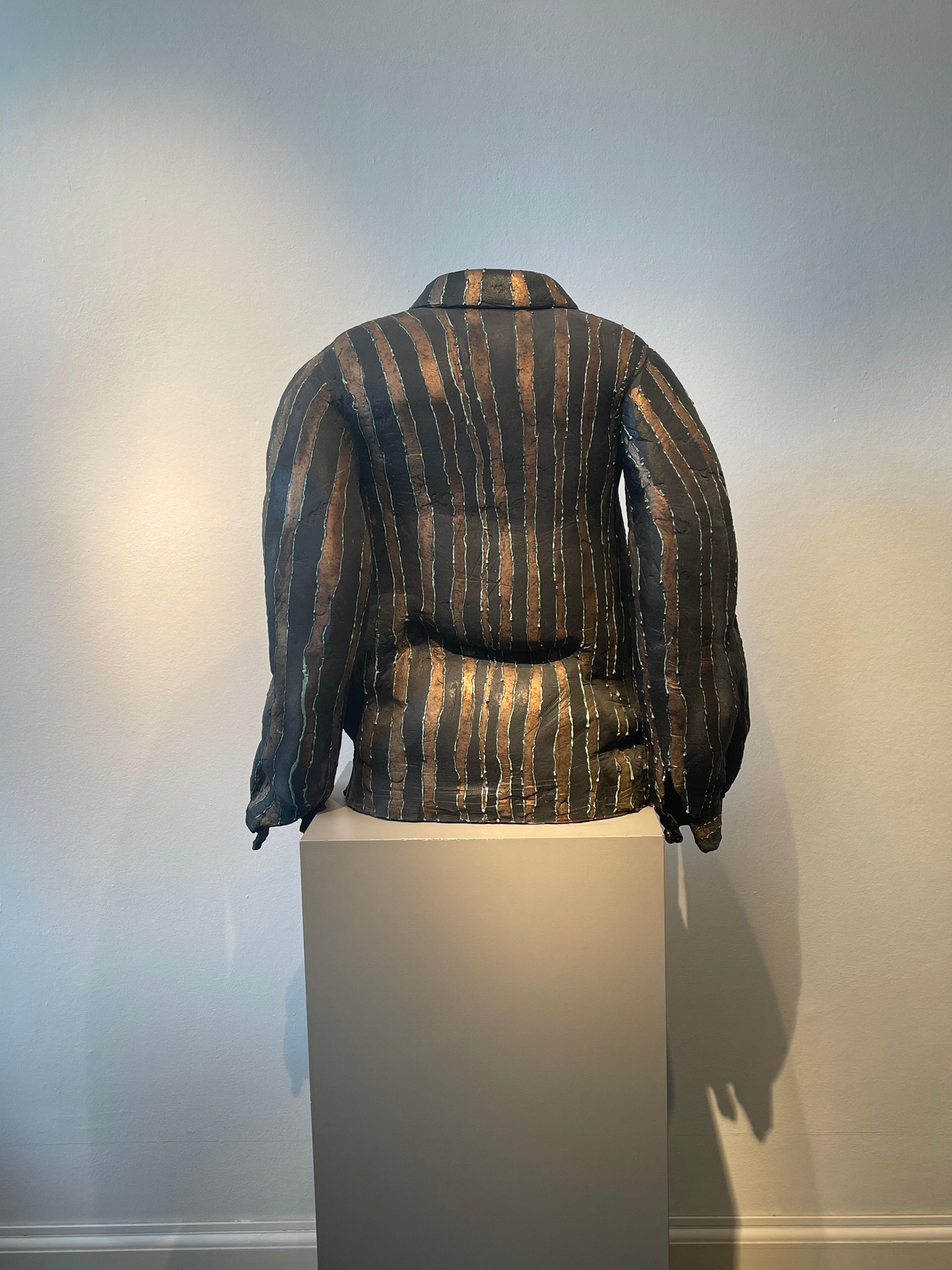 Escultura Grande De Cerámica De Arcilla De Camisa A Rayas En Tamaño De Hombre En Piedestal en venta 3