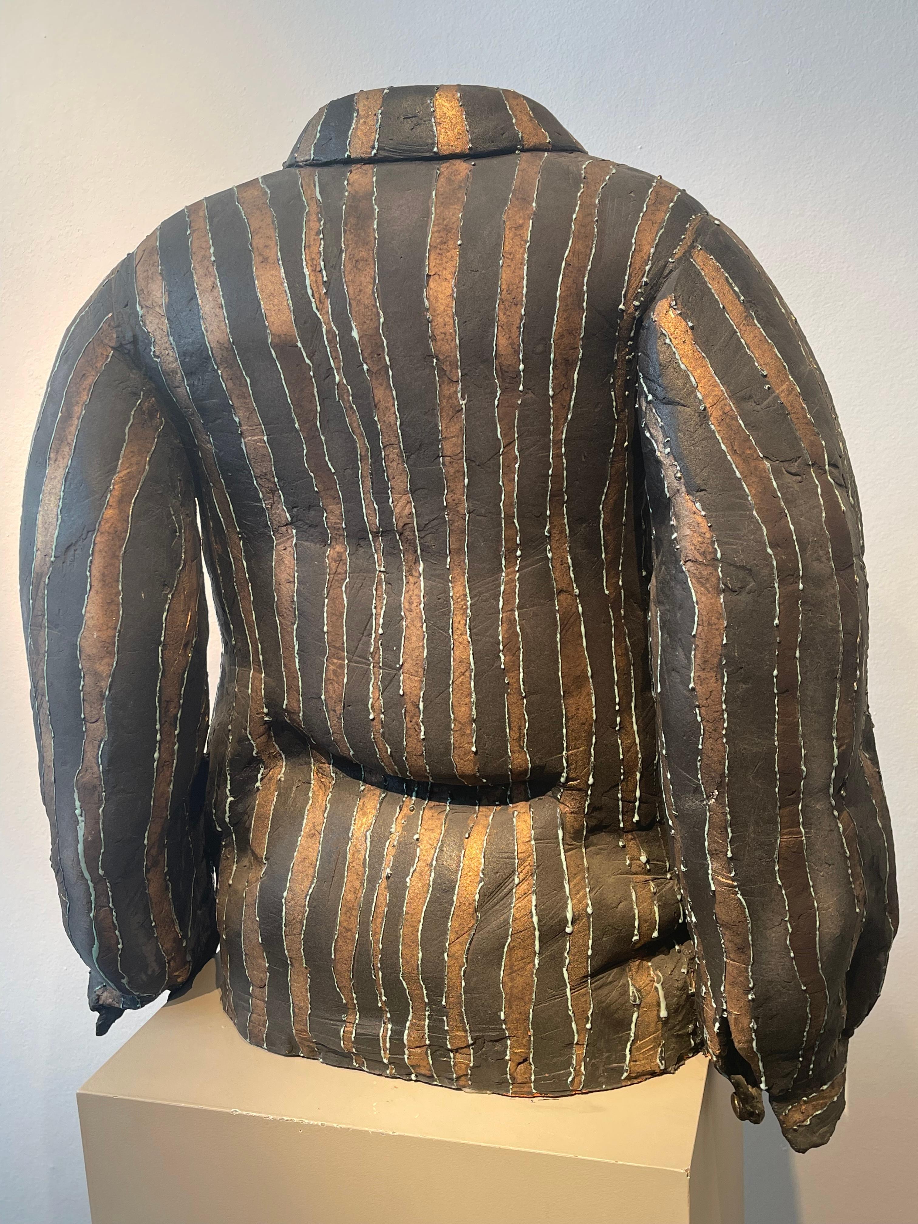 Escultura Grande De Cerámica De Arcilla De Camisa A Rayas En Tamaño De Hombre En Piedestal en venta 4