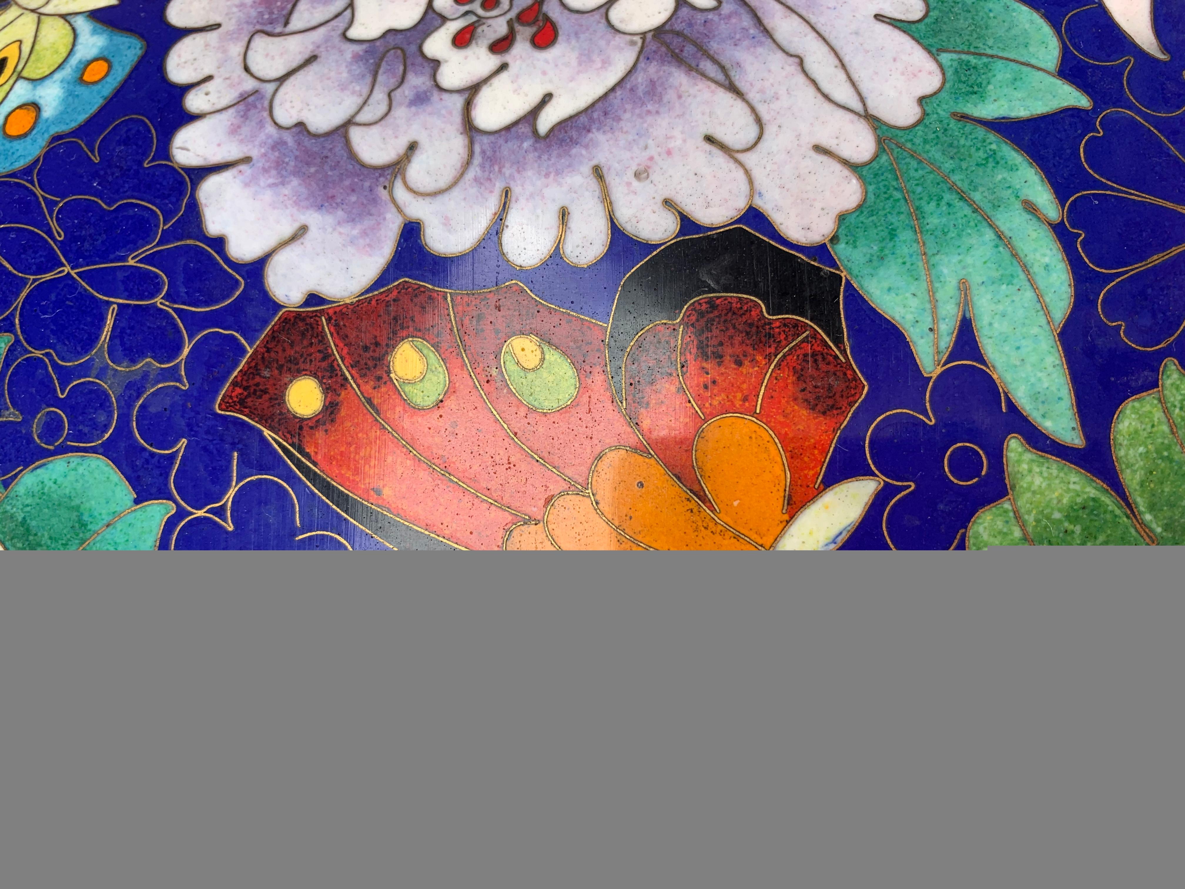 Große Cloisonné-Eier 2er-Set Blau & Rot mit Vögeln Blumen (Braun), Still-Life Sculpture, von Unknown