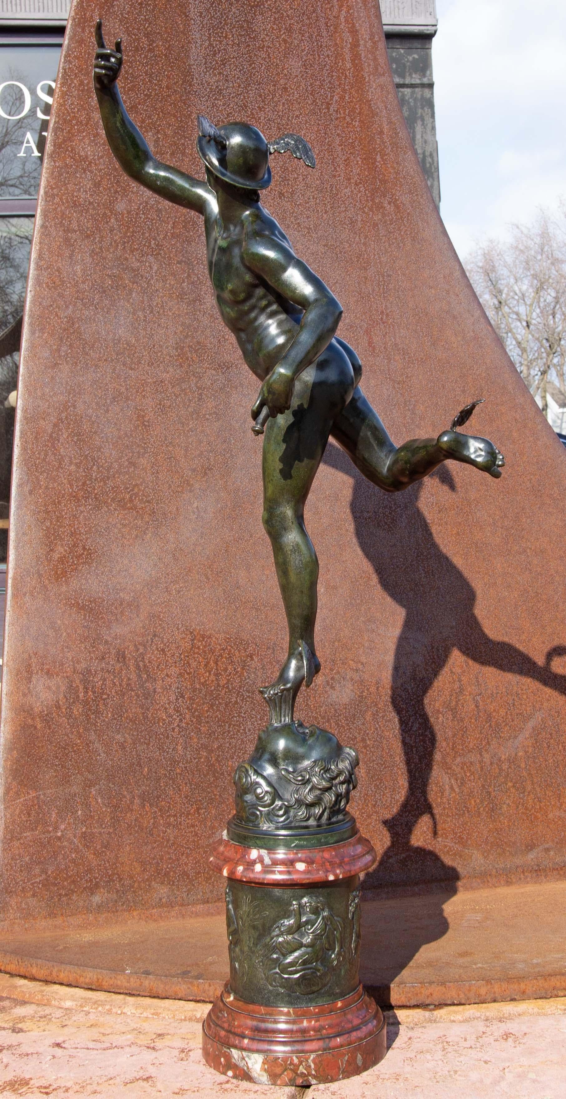 Feine Grand Tour Bronzeskulptur von Quecksilber, das im Wind fliegt, nach Giambologna. Sockel aus poliertem rotem Marmor und Bronze. Sockel aus grünem Marmor. Bezeichnet Jean de Bologne ( Giambologna). Gesamthöhe 8'7