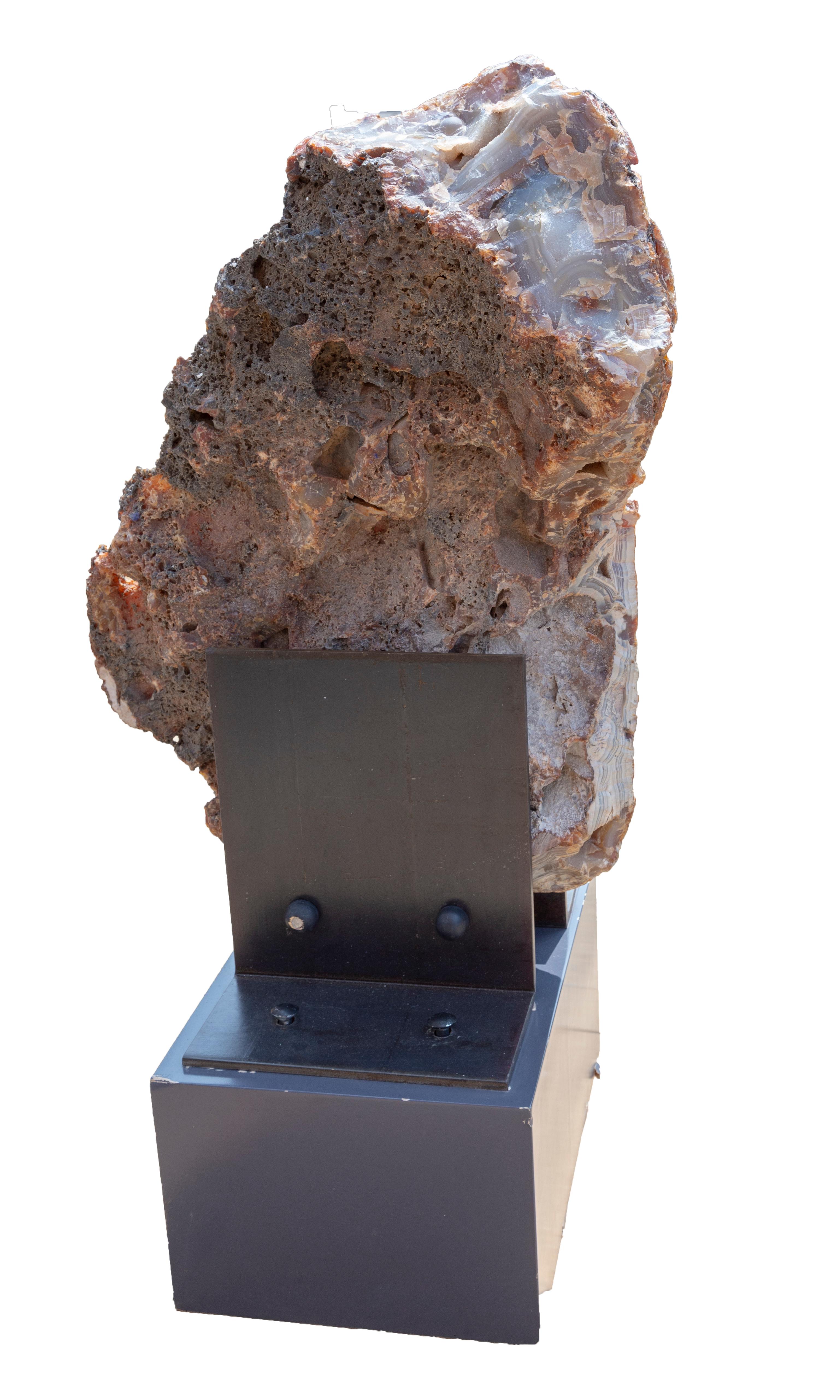 Geode mit Ständer (Grau), Still-Life Sculpture, von Unknown