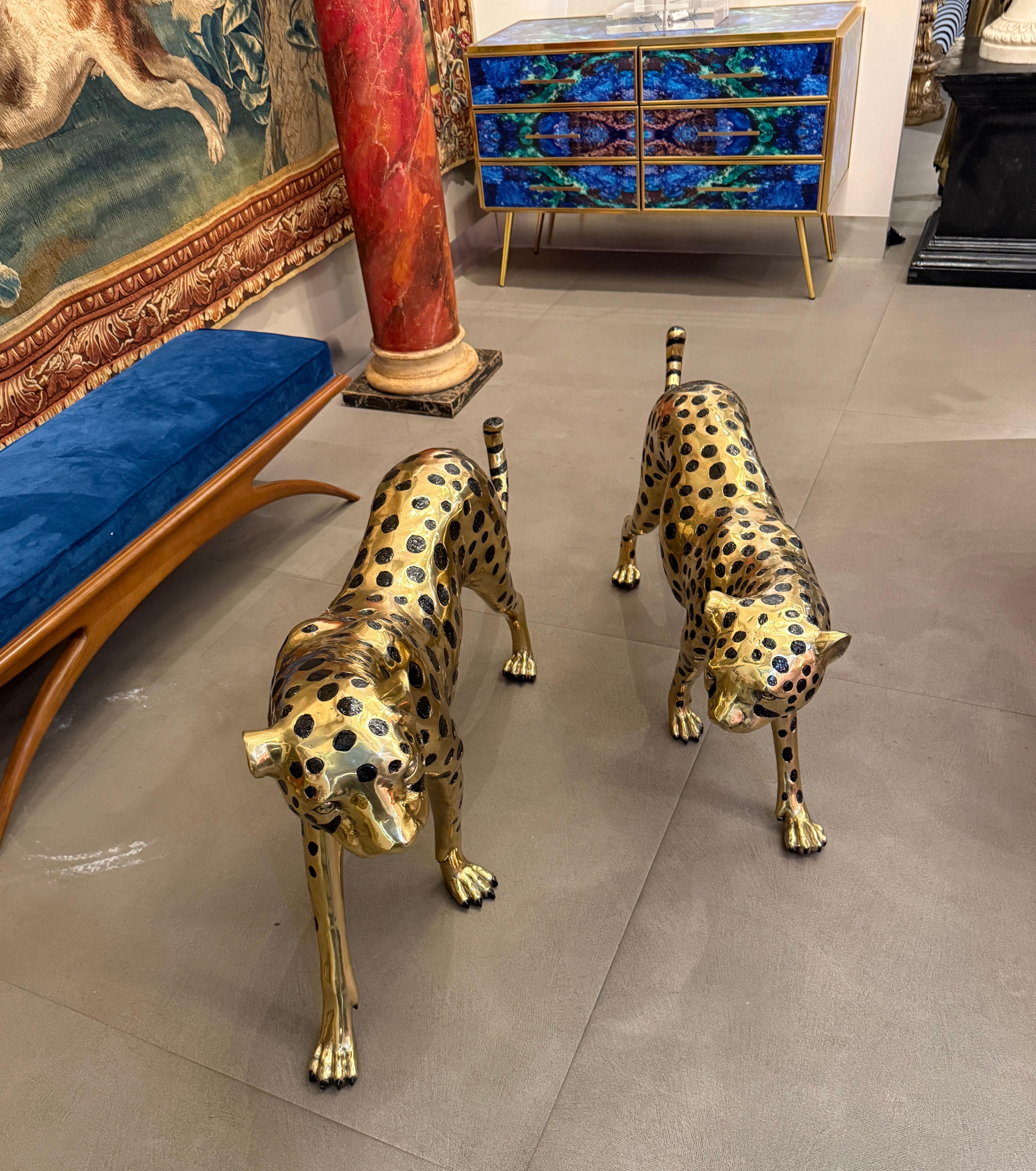 Grandes Esculturas de Bronce Dorado de Guepardos en venta 5